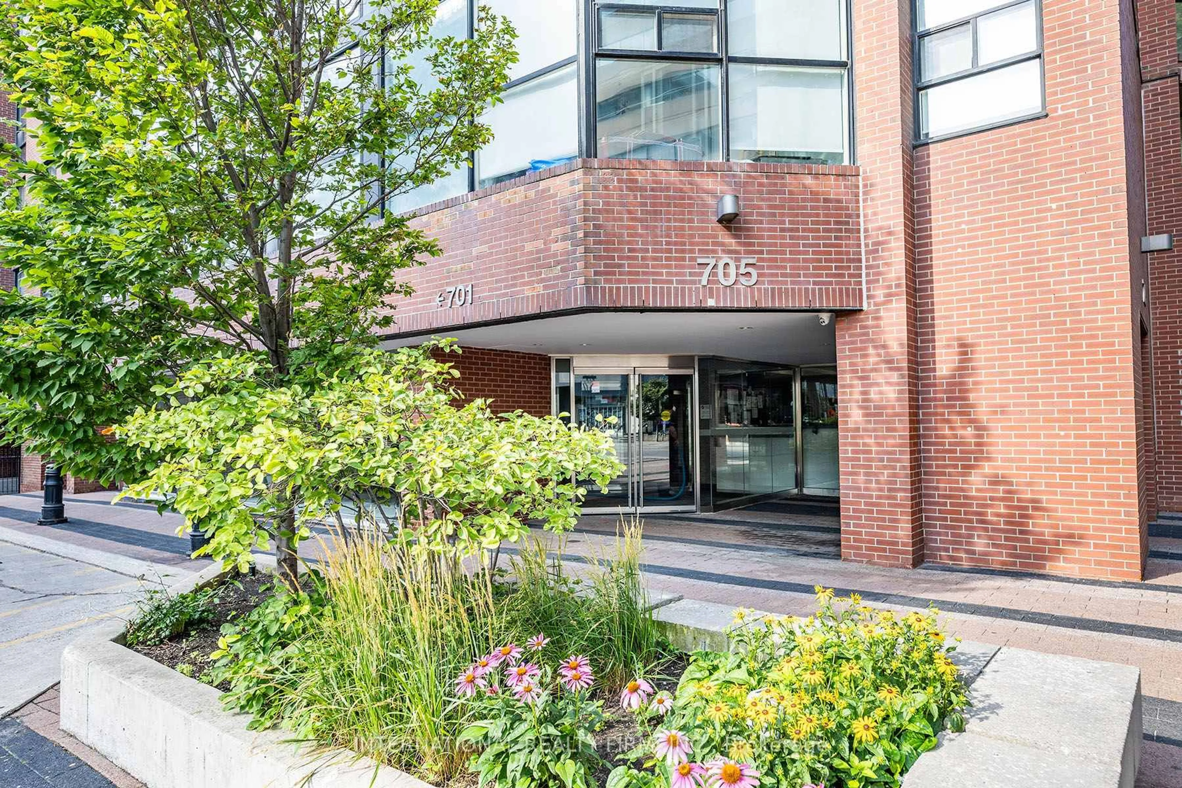 Indoor foyer for 705 King St #215, Toronto Ontario M5V 2W8