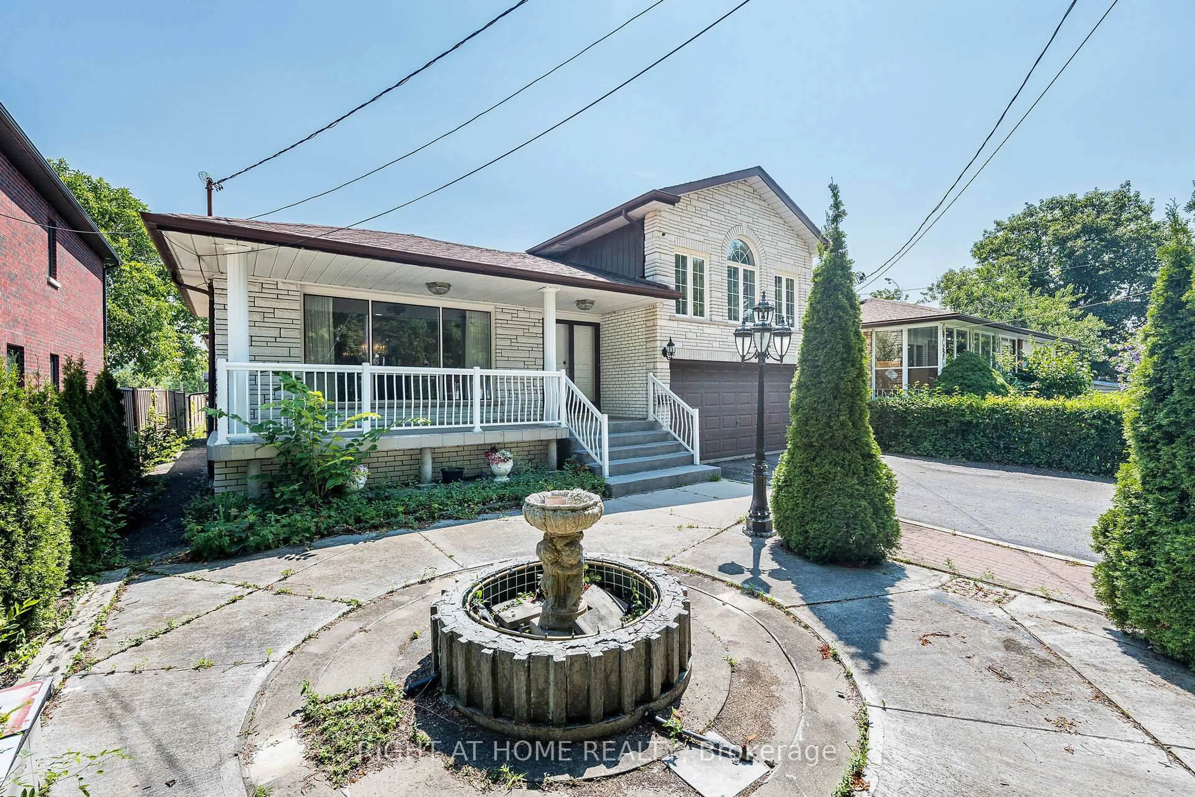 A pic from outside/outdoor area/front of a property/back of a property/a pic from drone, street for 233 Faywood Blvd, Toronto Ontario M3H 2Y3