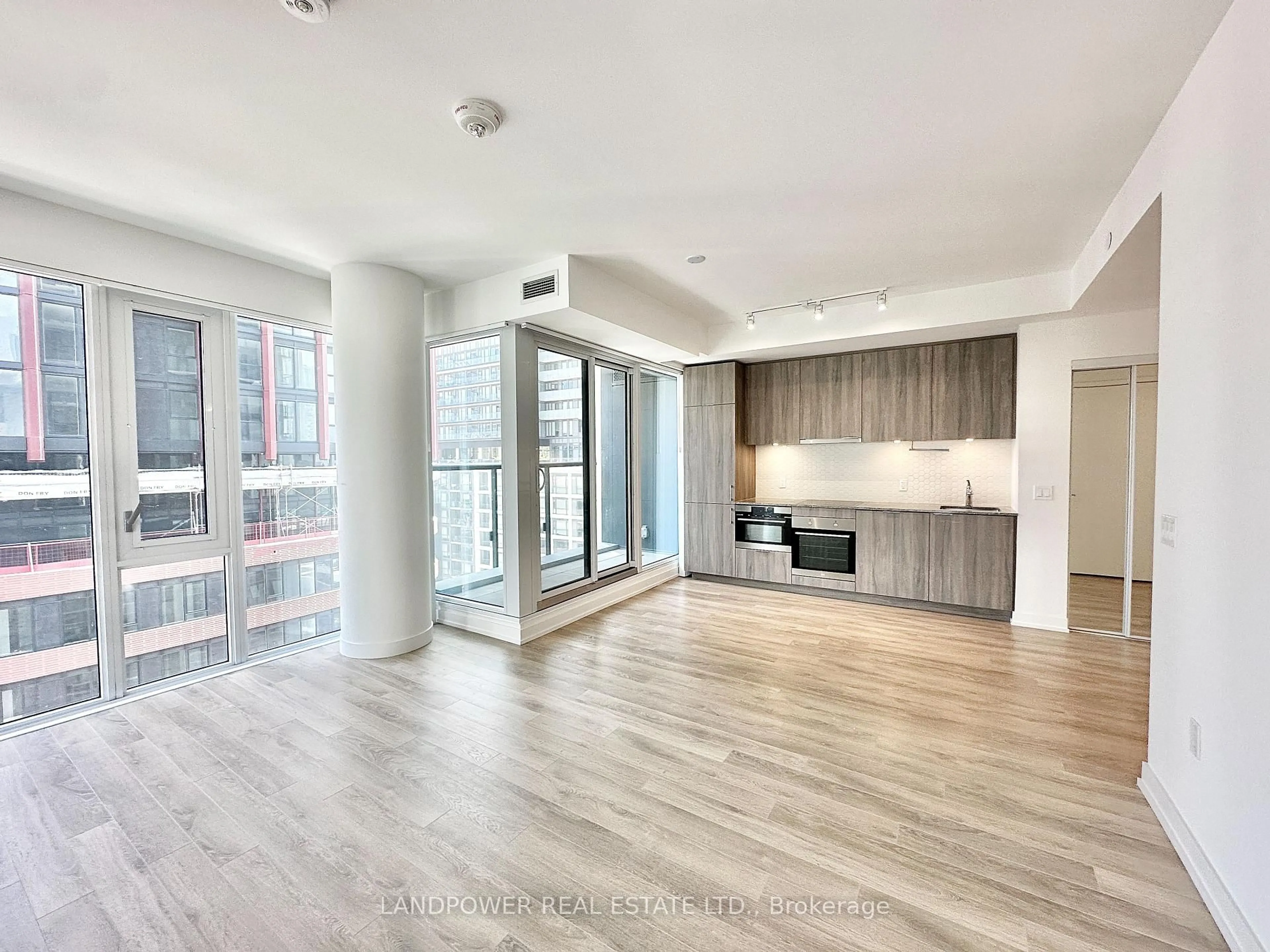 Open concept kitchen, wood/laminate floor for 158 Front St #1112, Toronto Ontario M5A 0K9