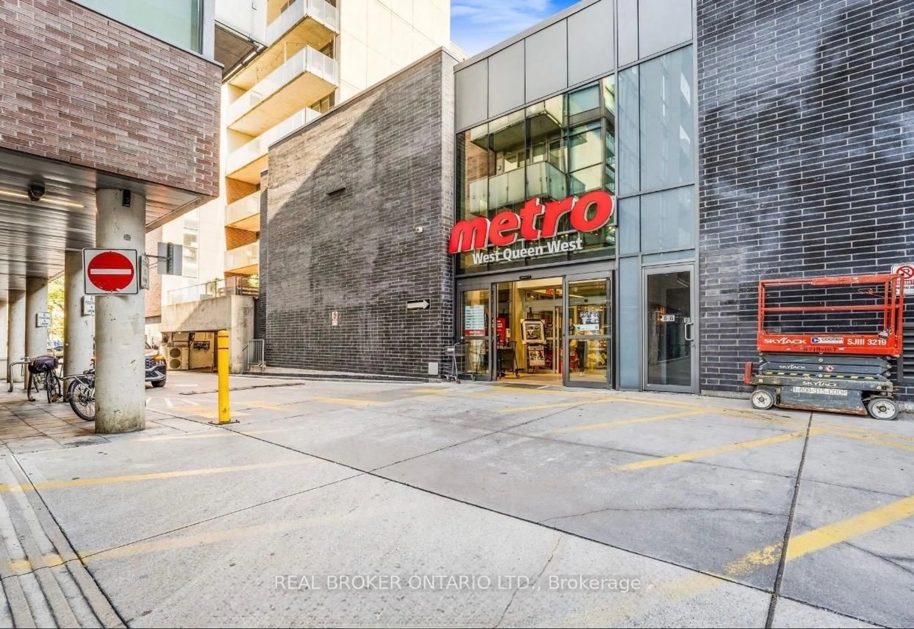 Indoor foyer for 20 Minowan Miikan Lane #821, Toronto Ontario M6J 0E5