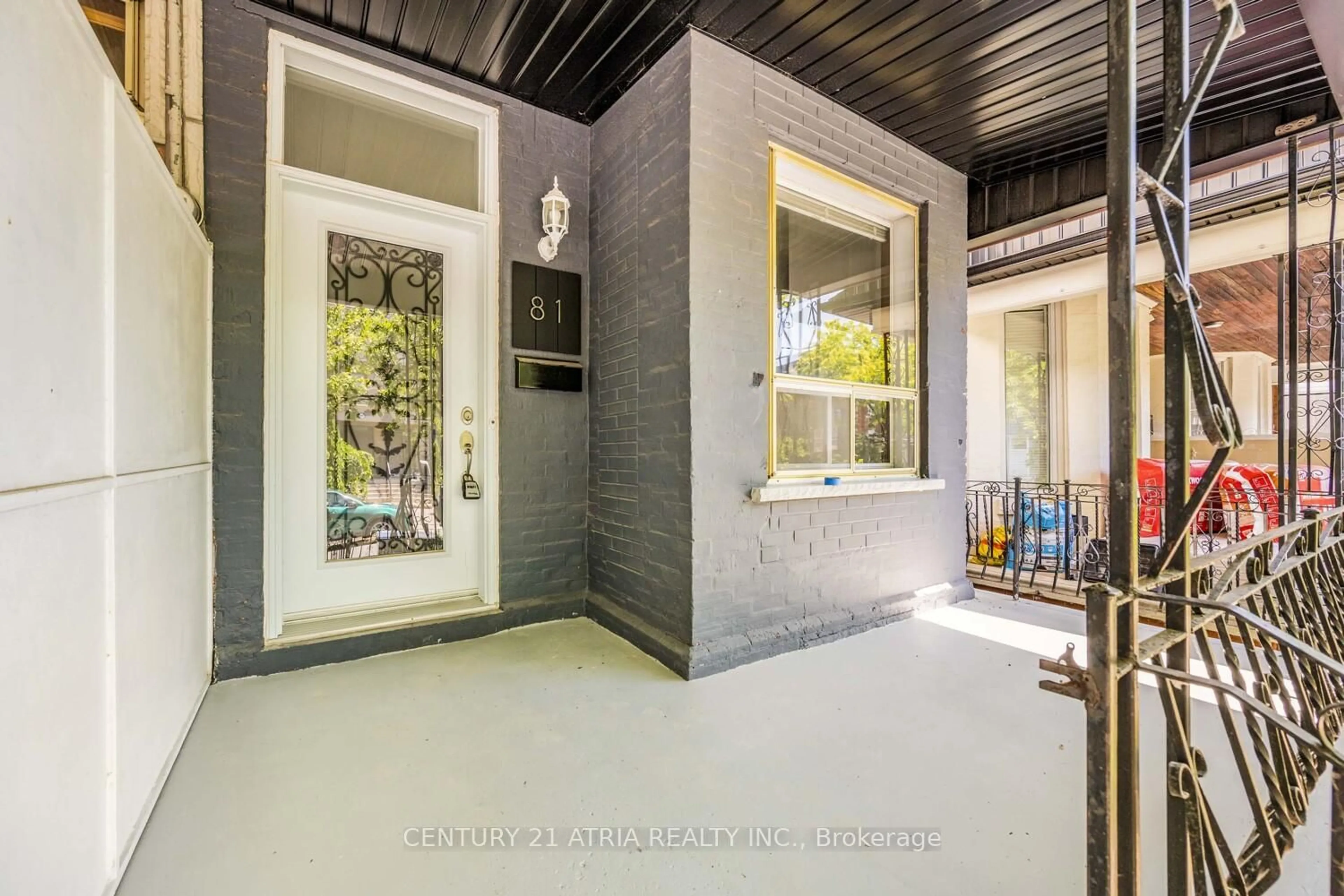 Indoor foyer for 81 Montrose Ave, Toronto Ontario M6J 2T6