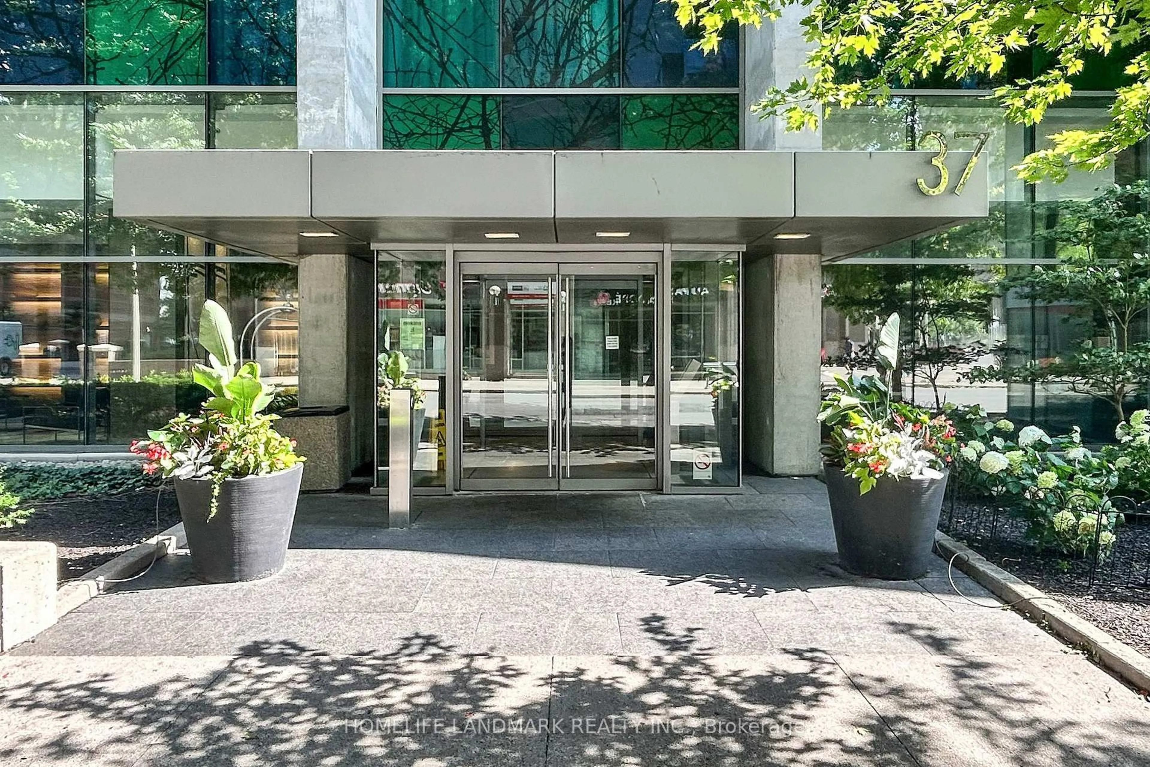 Indoor foyer for 37 Grosvenor St #2401, Toronto Ontario M4Y 3G5