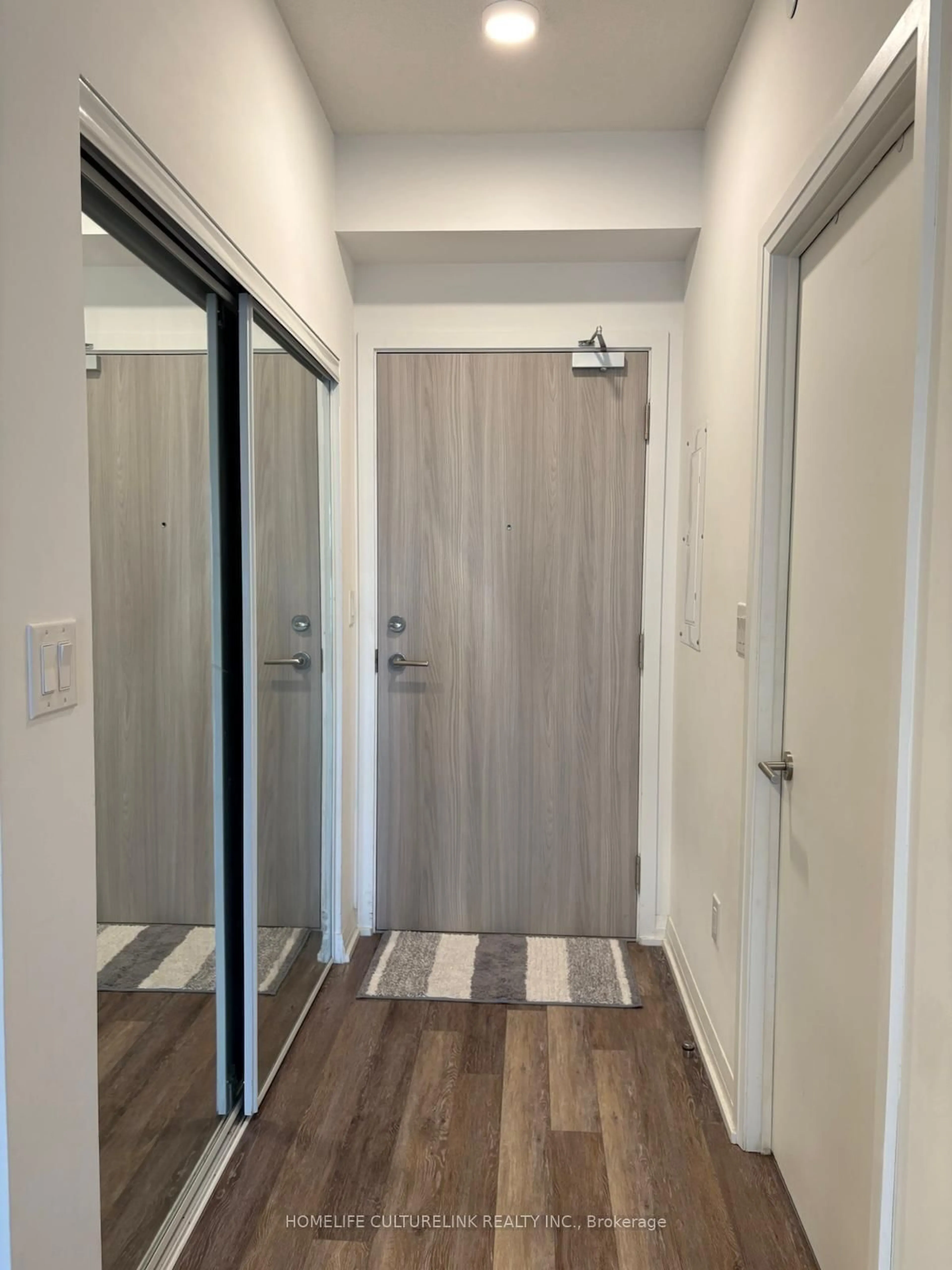 Indoor entryway for 75 Canterbury Pl #503, Toronto Ontario M2N 0L2