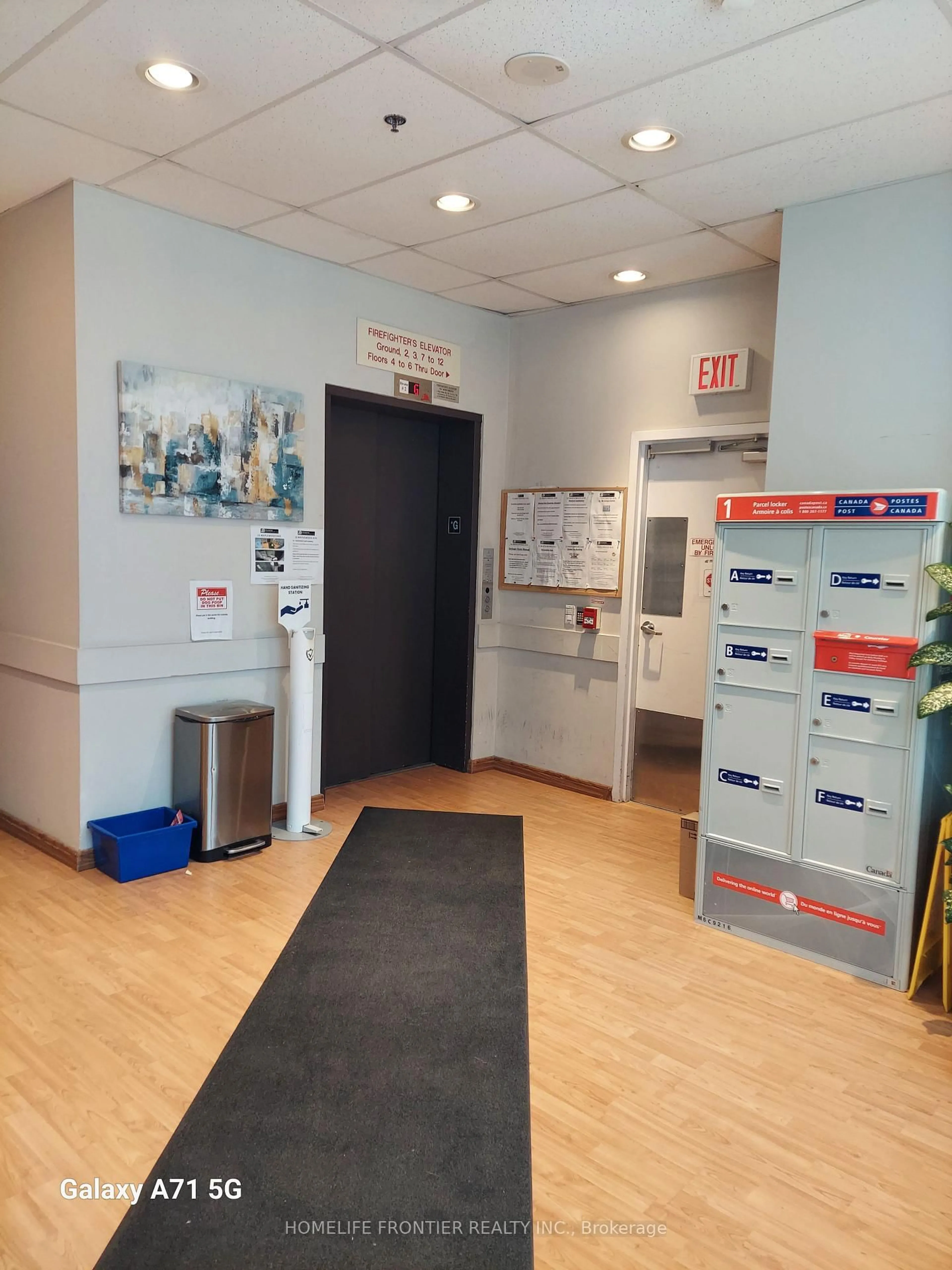 Indoor foyer for 15 Maplewood Ave #911, Toronto Ontario M6C 4B4