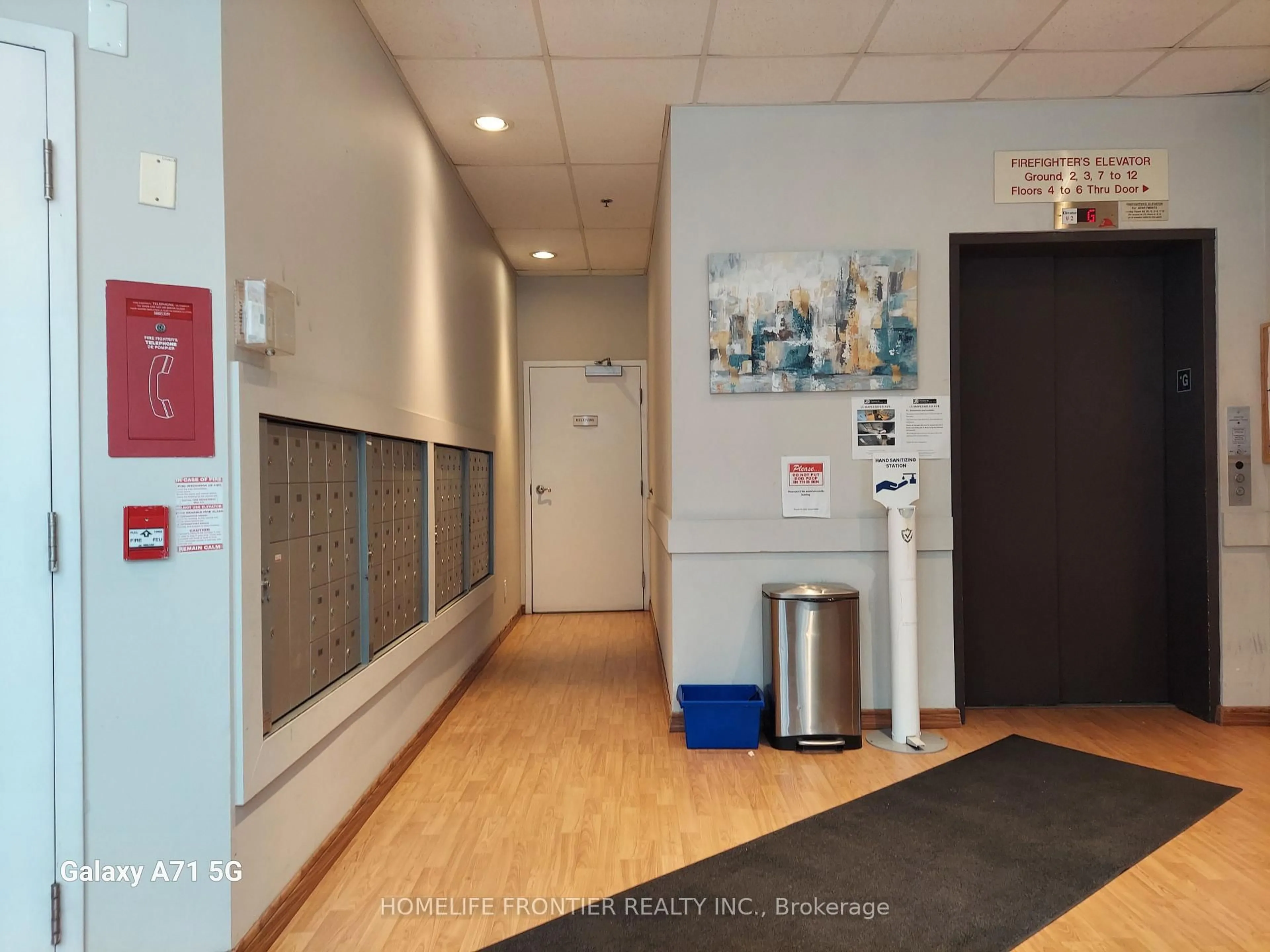 Indoor foyer for 15 Maplewood Ave #911, Toronto Ontario M6C 4B4