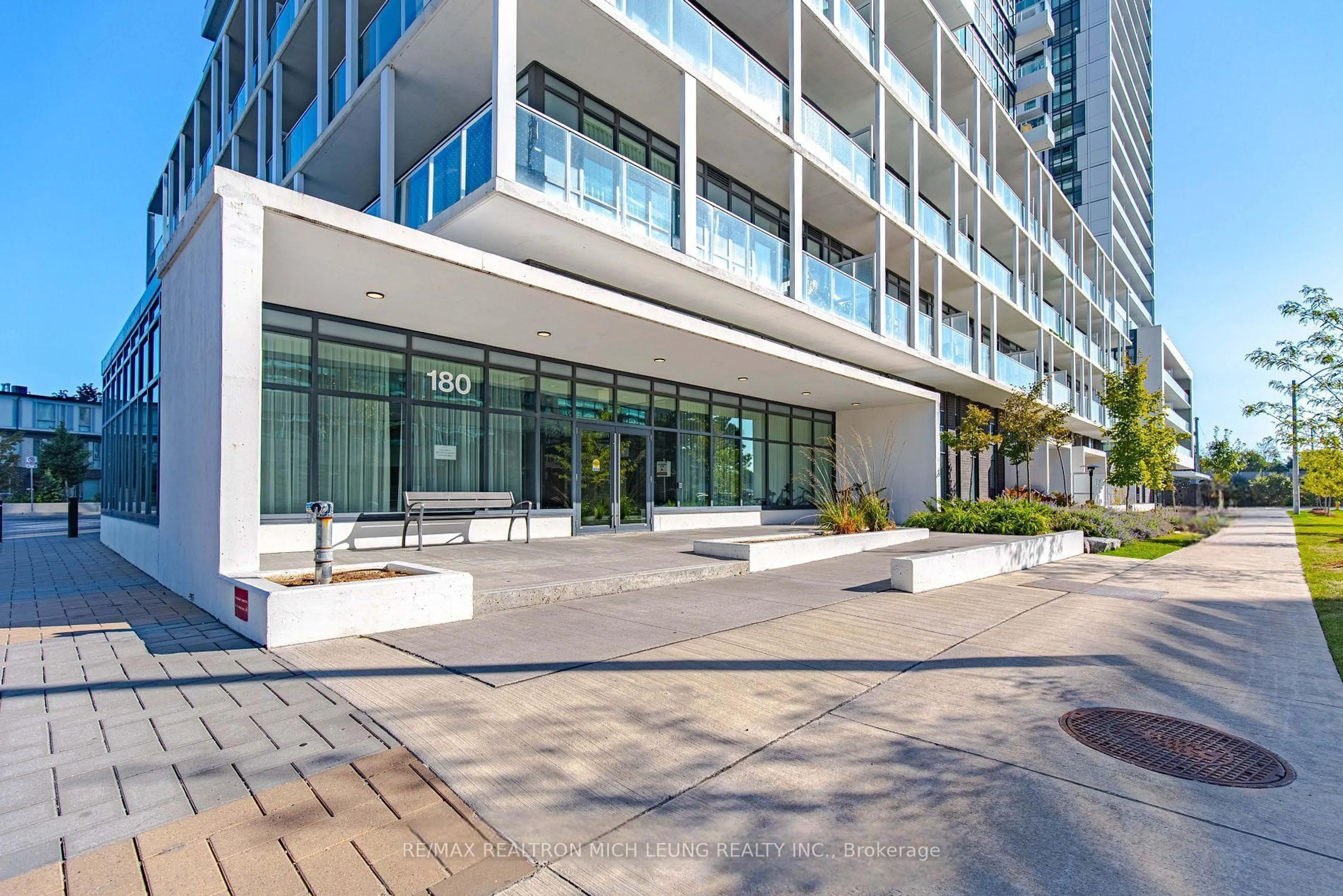 Patio, building for 180 Fairview Mall Dr #1710, Toronto Ontario M2J 0G4