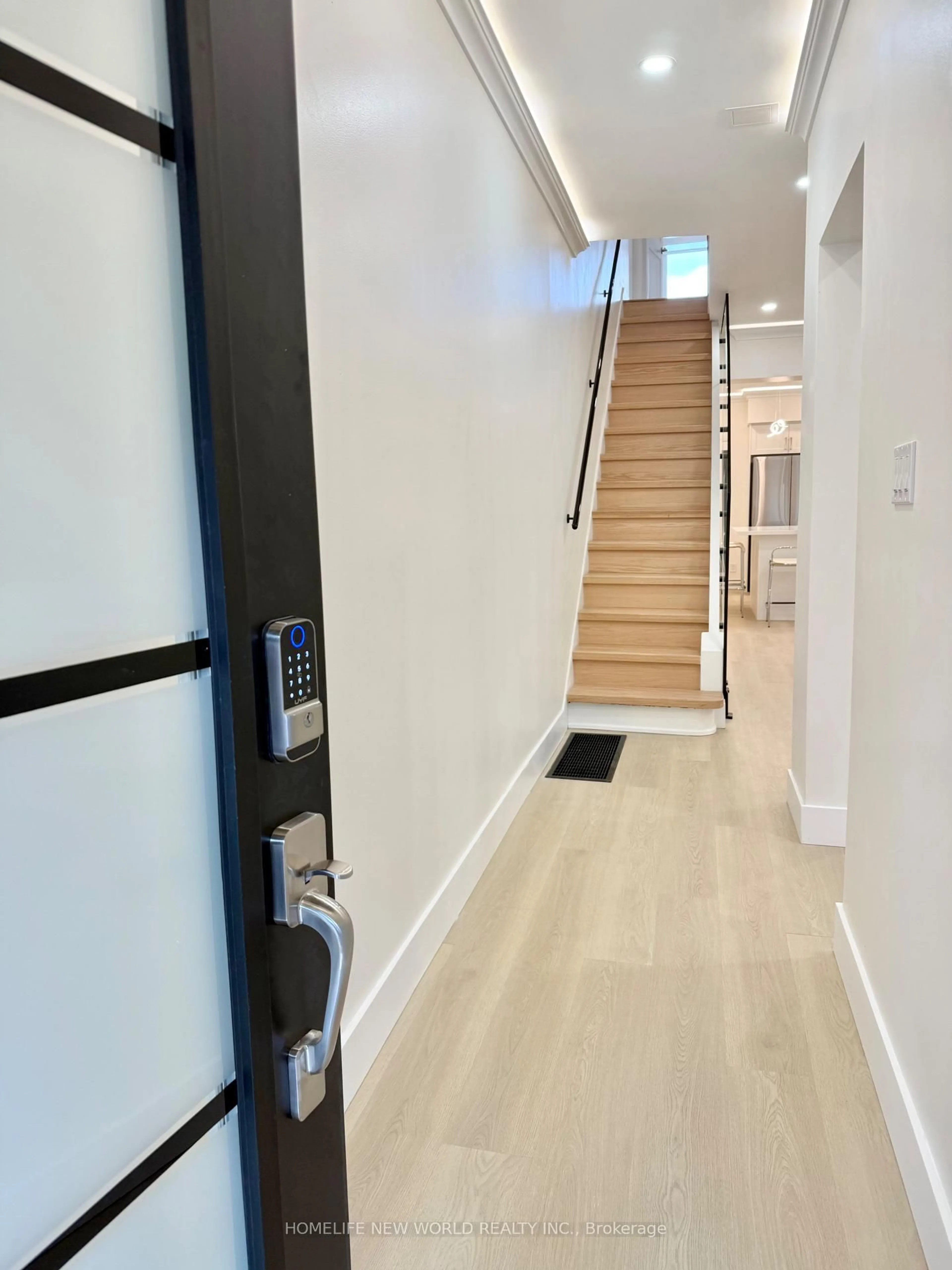 Indoor foyer for 137 Gladstone Ave, Toronto Ontario M6J 3L1