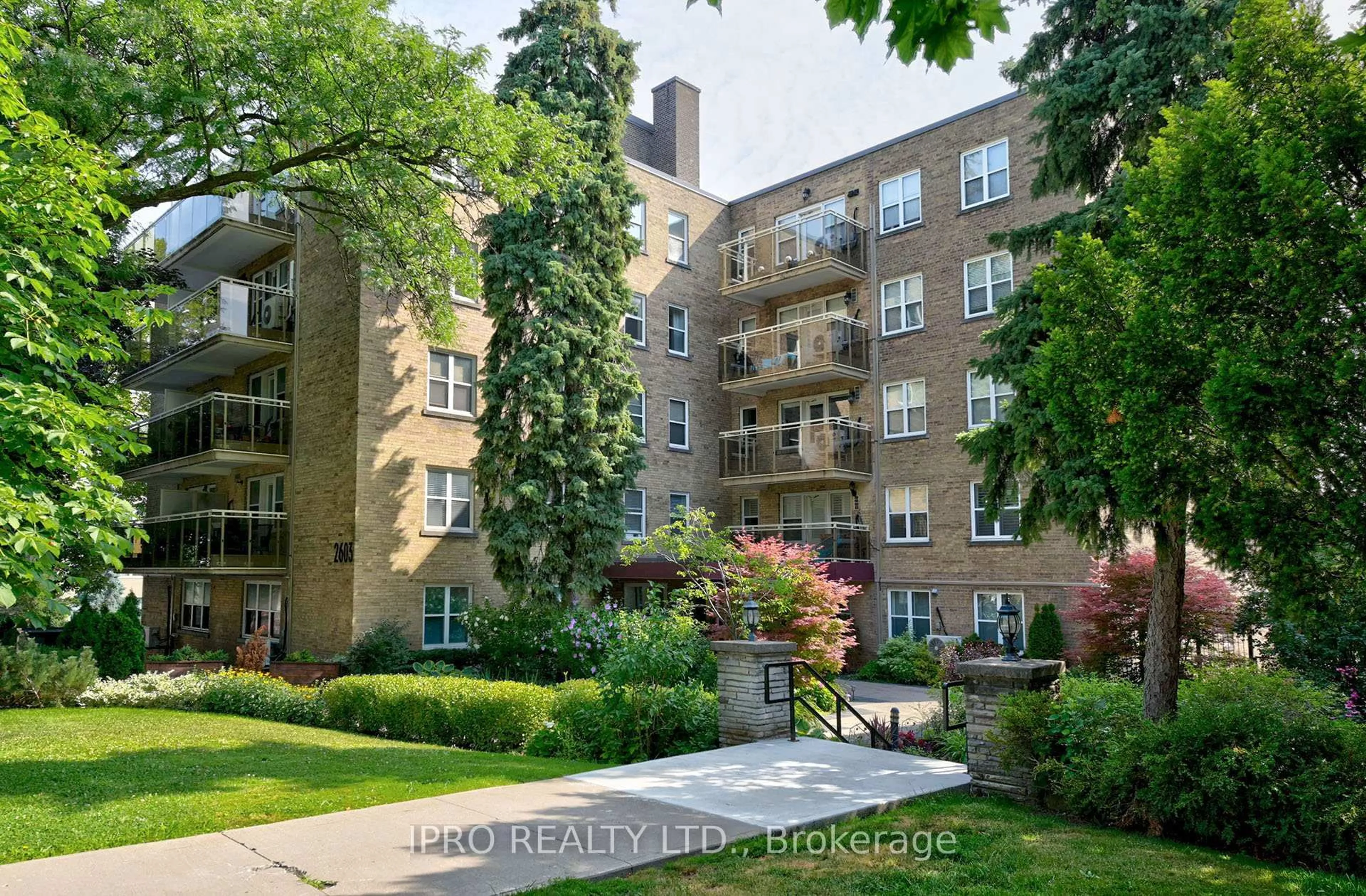 Patio, street for 2603 Bathurst St #101, Toronto Ontario M6B 2Z6