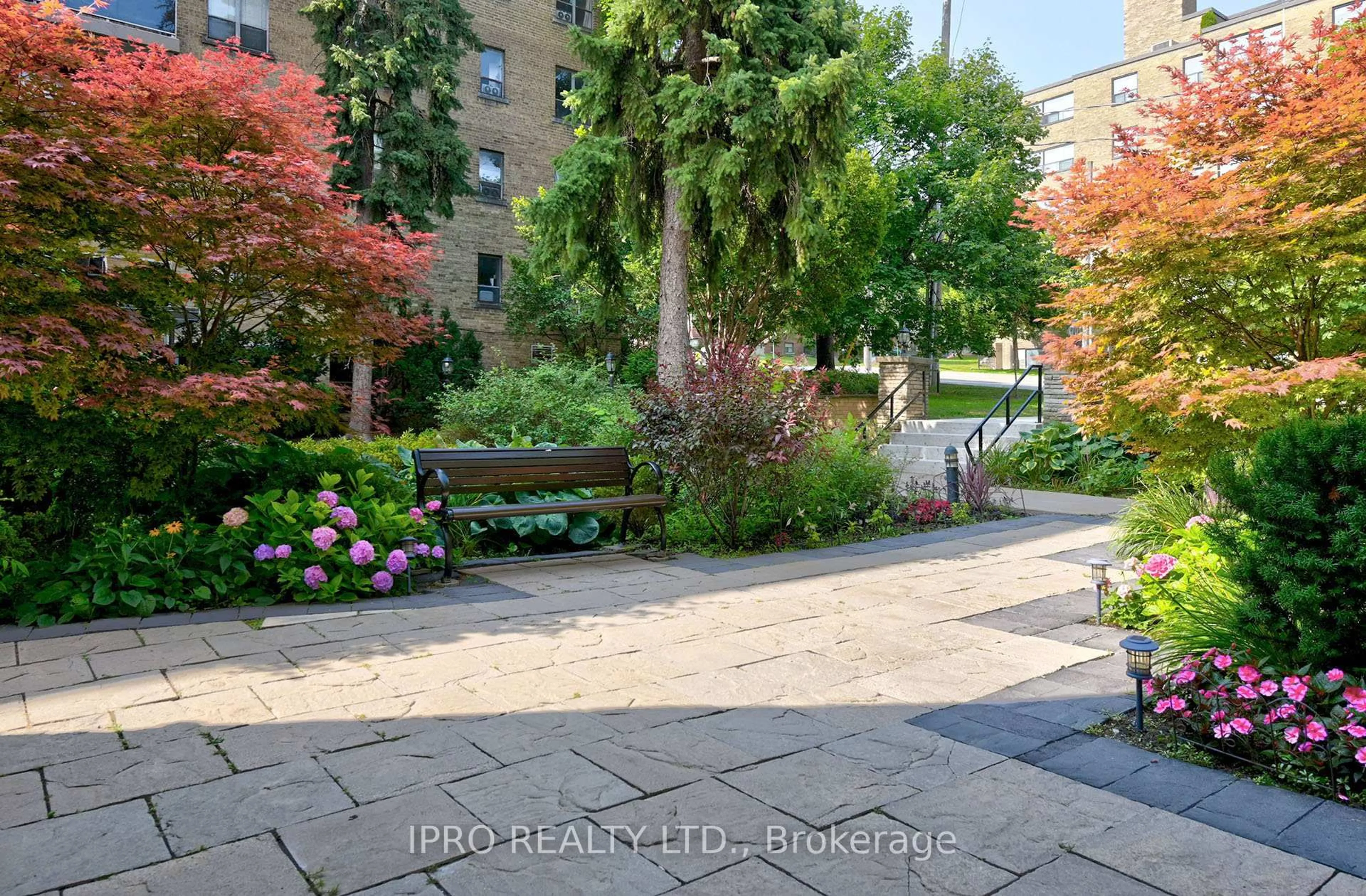 Patio, street for 2603 Bathurst St #101, Toronto Ontario M6B 2Z6