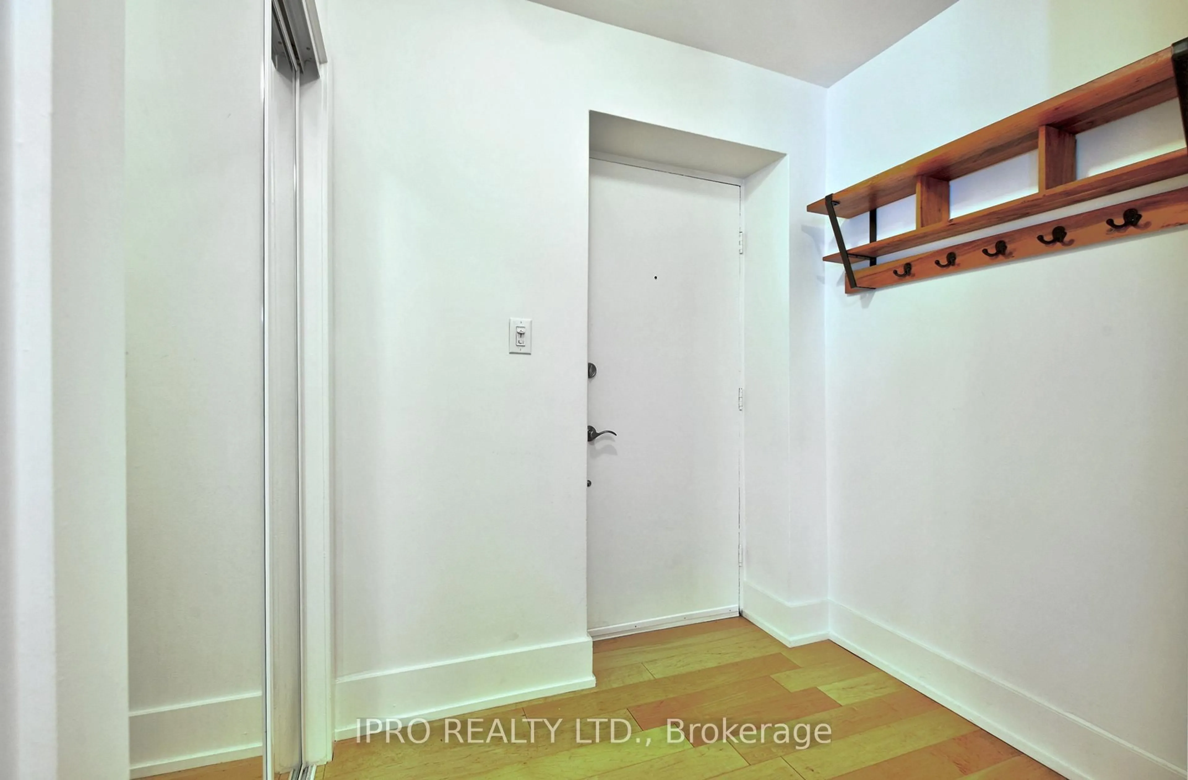 Indoor entryway for 2603 Bathurst St #101, Toronto Ontario M6B 2Z6