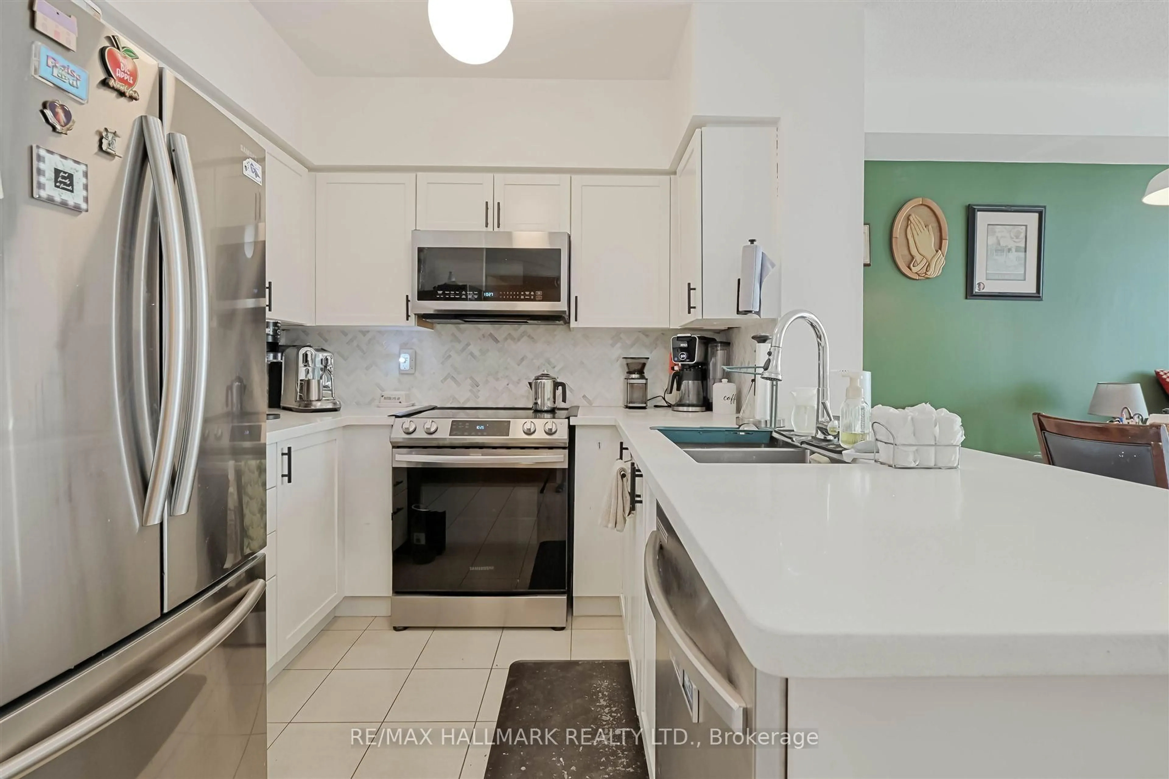 Standard kitchen, ceramic/tile floor for 4968 Yonge St #1507, Toronto Ontario M2N 7G9