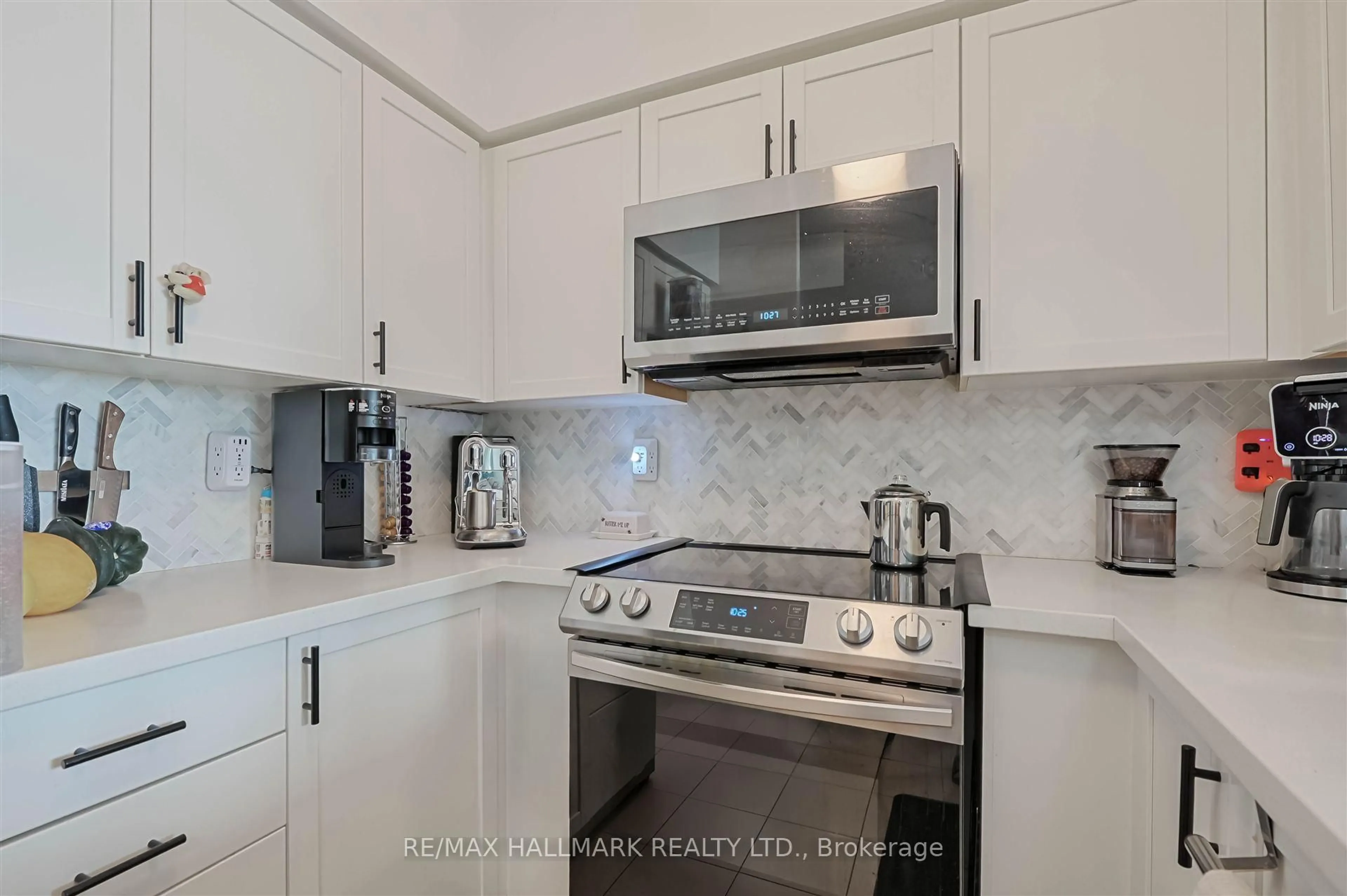 Standard kitchen, ceramic/tile floor for 4968 Yonge St #1507, Toronto Ontario M2N 7G9