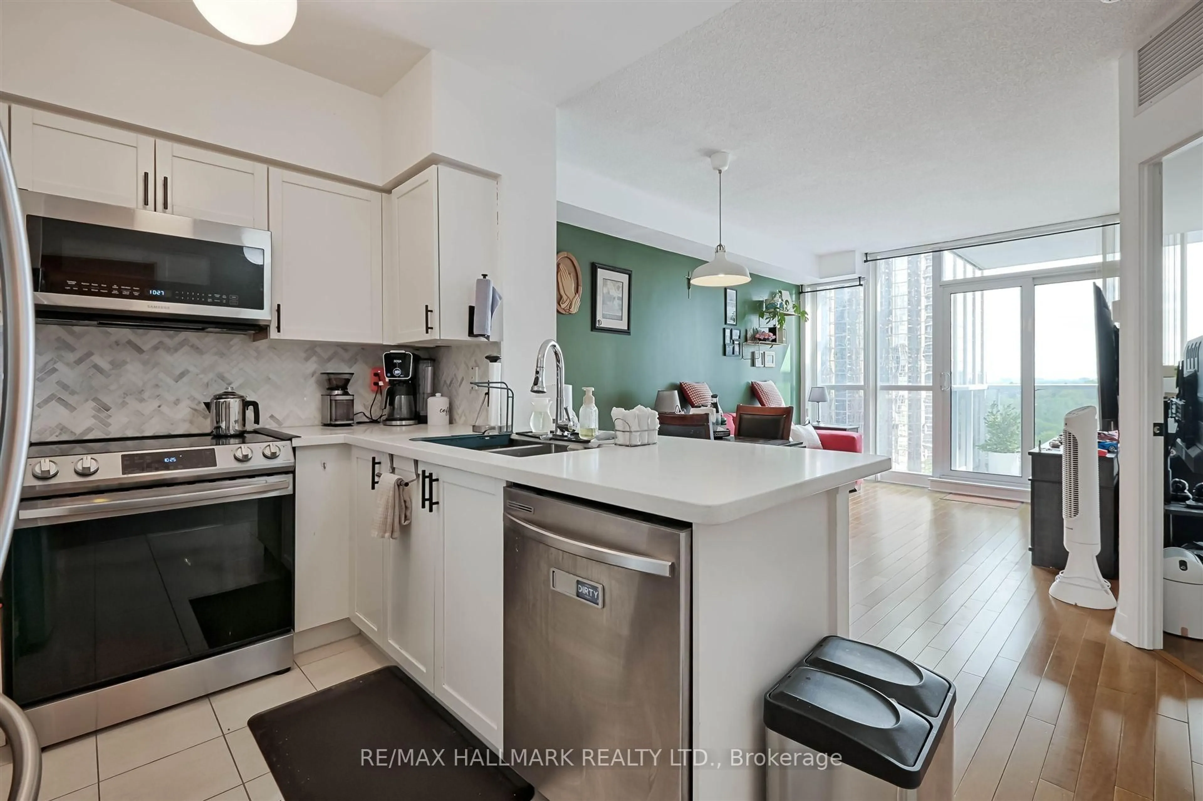Open concept kitchen, ceramic/tile floor for 4968 Yonge St #1507, Toronto Ontario M2N 7G9
