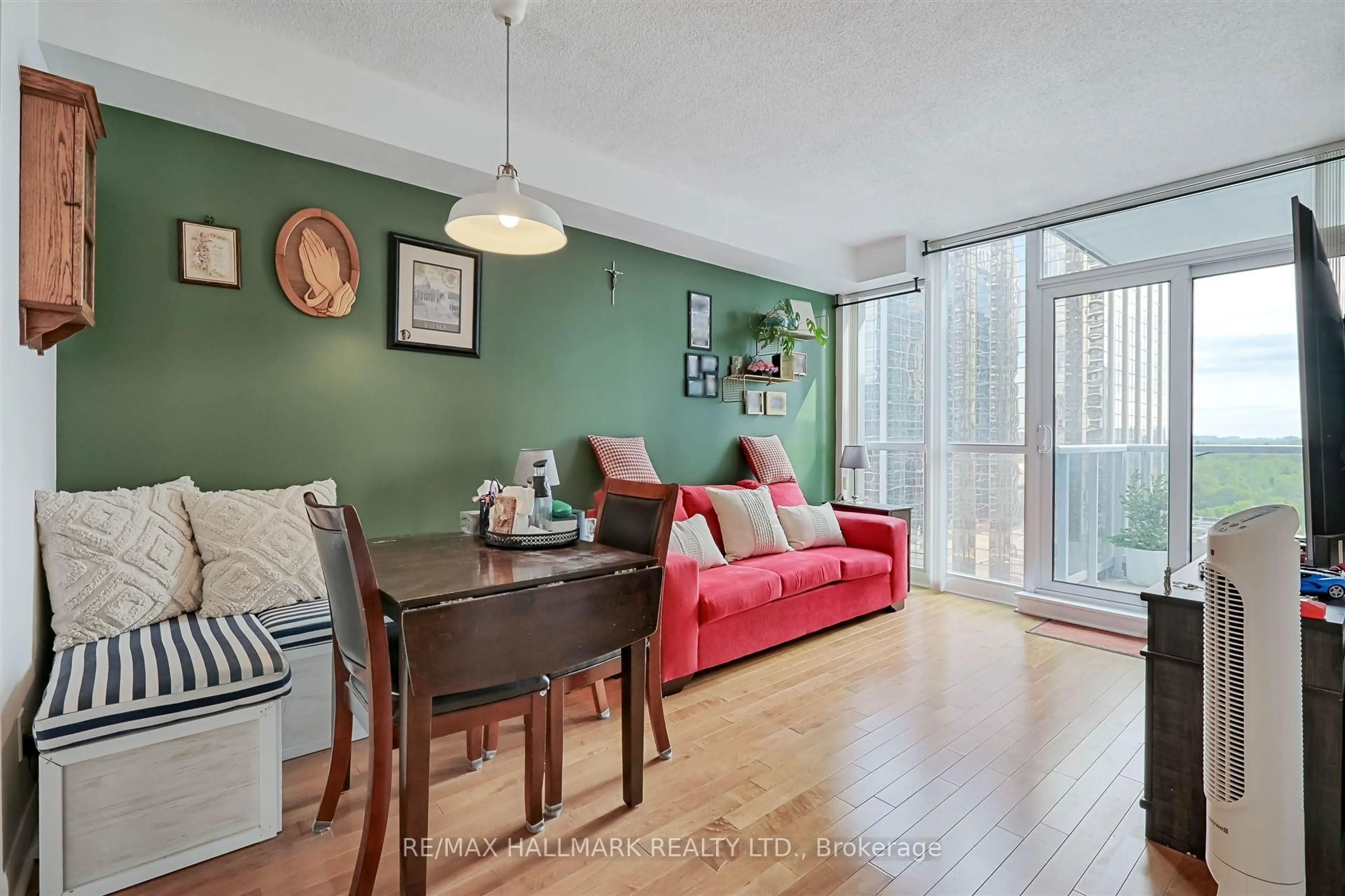 Living room with furniture, wood/laminate floor for 4968 Yonge St #1507, Toronto Ontario M2N 7G9