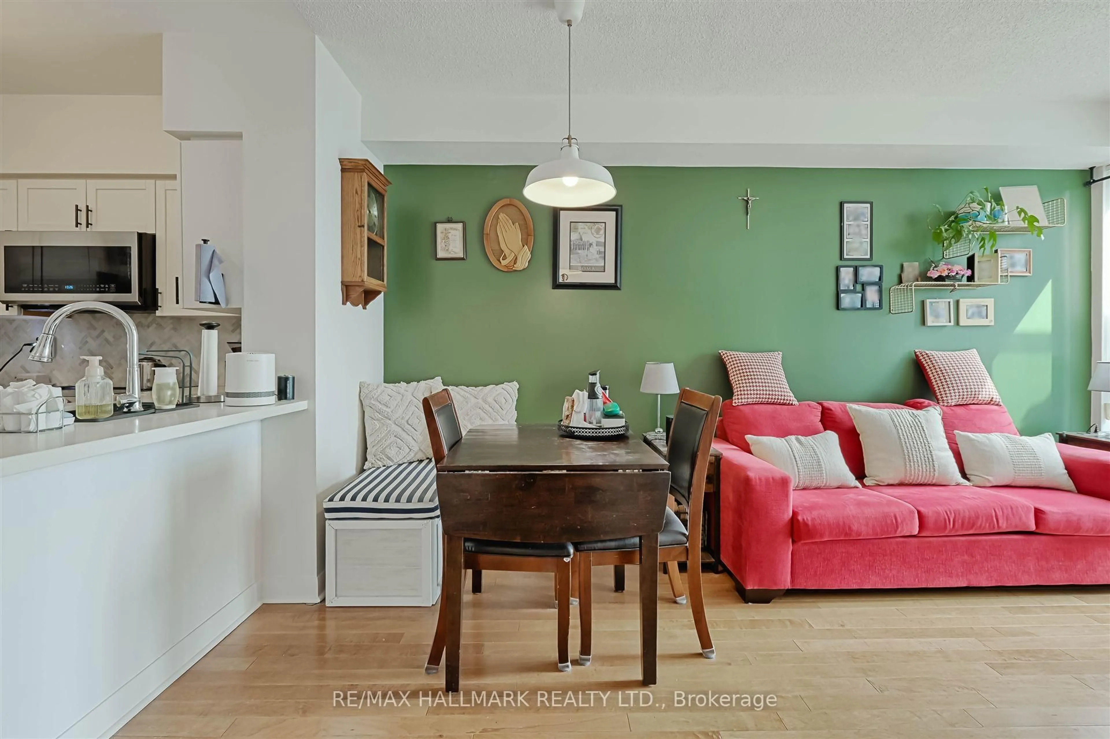 Living room with furniture, wood/laminate floor for 4968 Yonge St #1507, Toronto Ontario M2N 7G9
