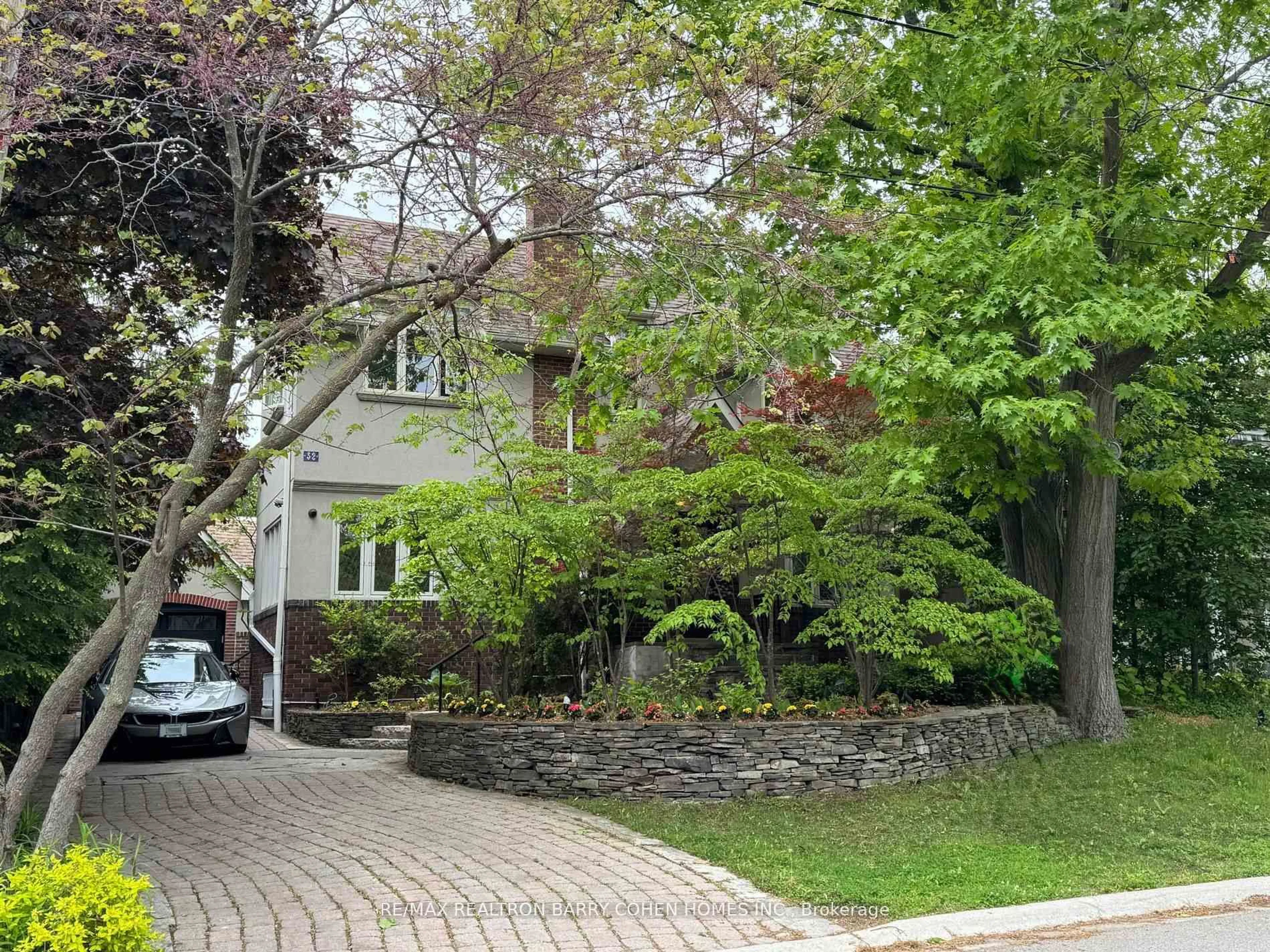 A pic from outside/outdoor area/front of a property/back of a property/a pic from drone, street for 32 Beechwood Ave, Toronto Ontario M6N 4T1