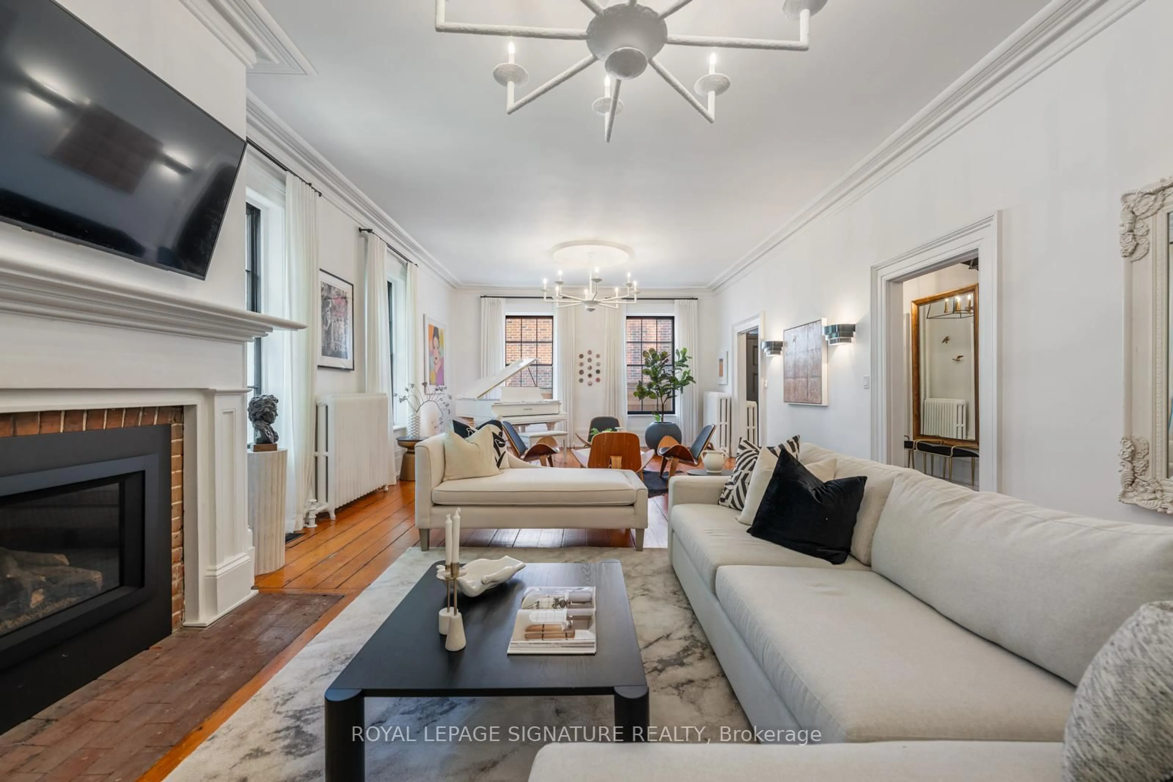 Living room with furniture, unknown for 171 Old Forest Hill Rd, Toronto Ontario M6C 2G7