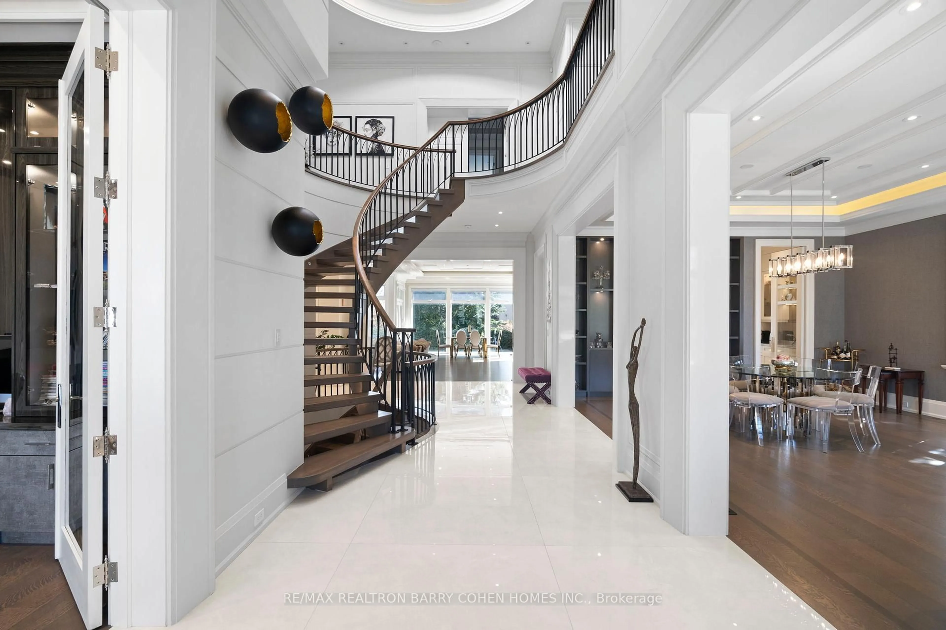 Indoor foyer for 49 Rollscourt Dr, Toronto Ontario M2L 1X6