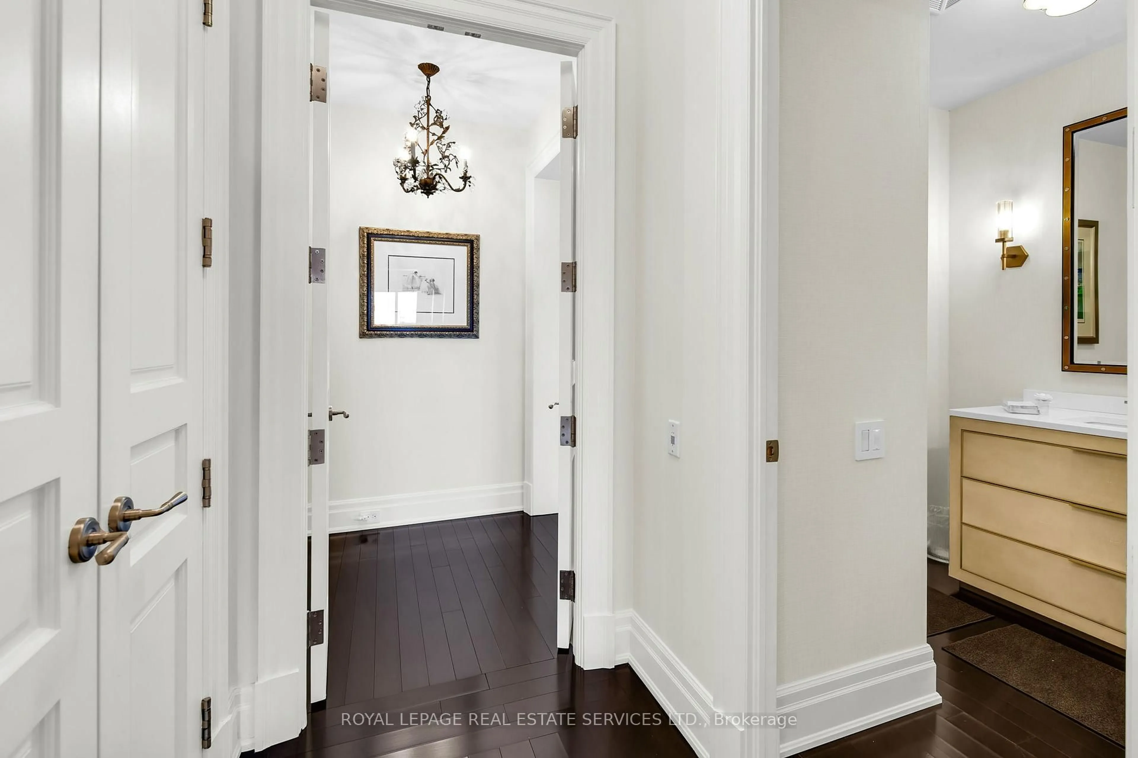 Indoor entryway for 155 St Clair Ave #1701, Toronto Ontario M4V 0A1