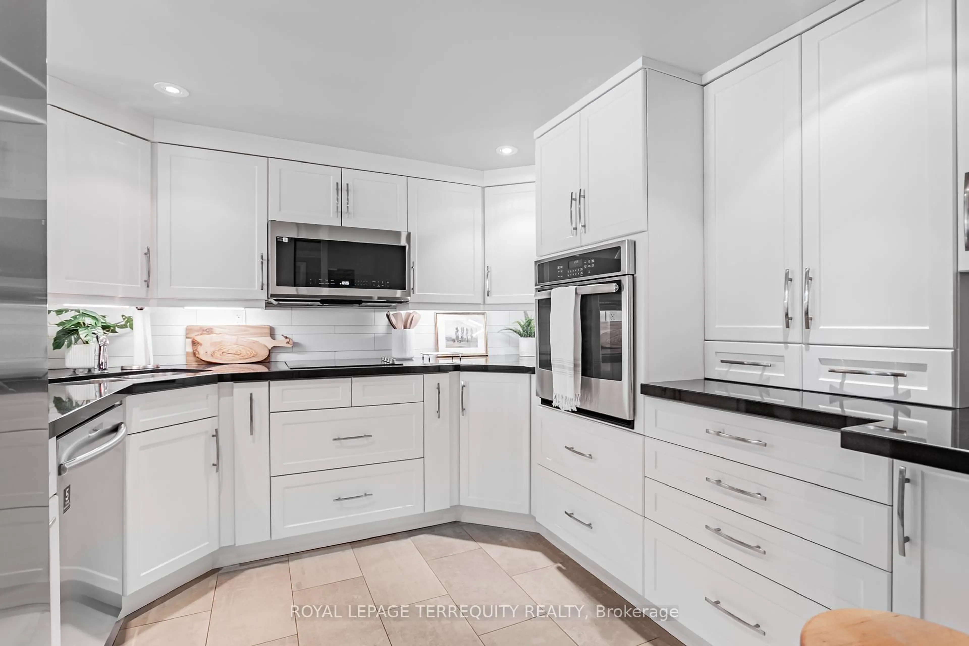 Contemporary kitchen, ceramic/tile floor for 225 Davenport Rd #605, Toronto Ontario M5R 3R2