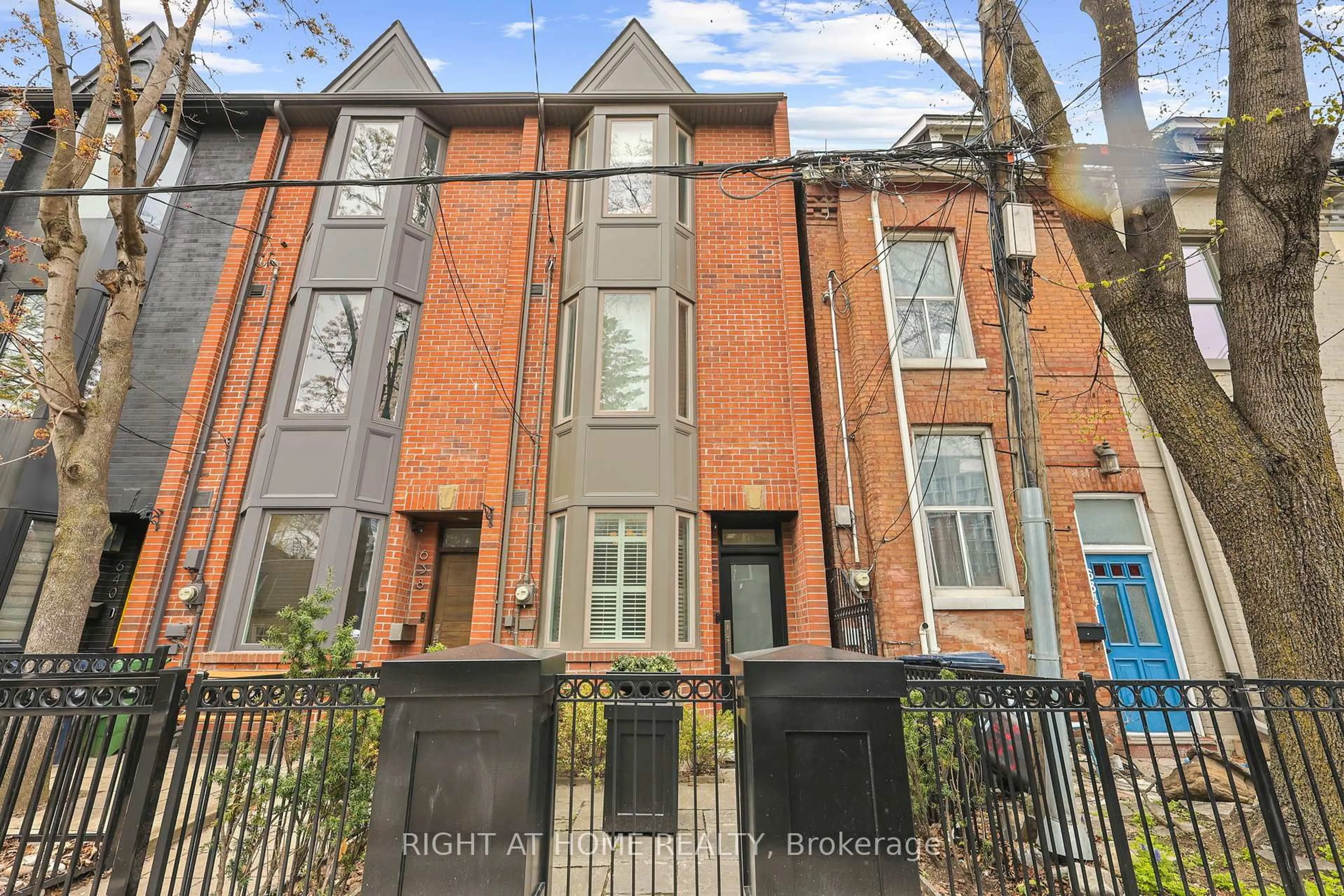 Home with brick exterior material, street for 636 Wellington St, Toronto Ontario M5V 1G4