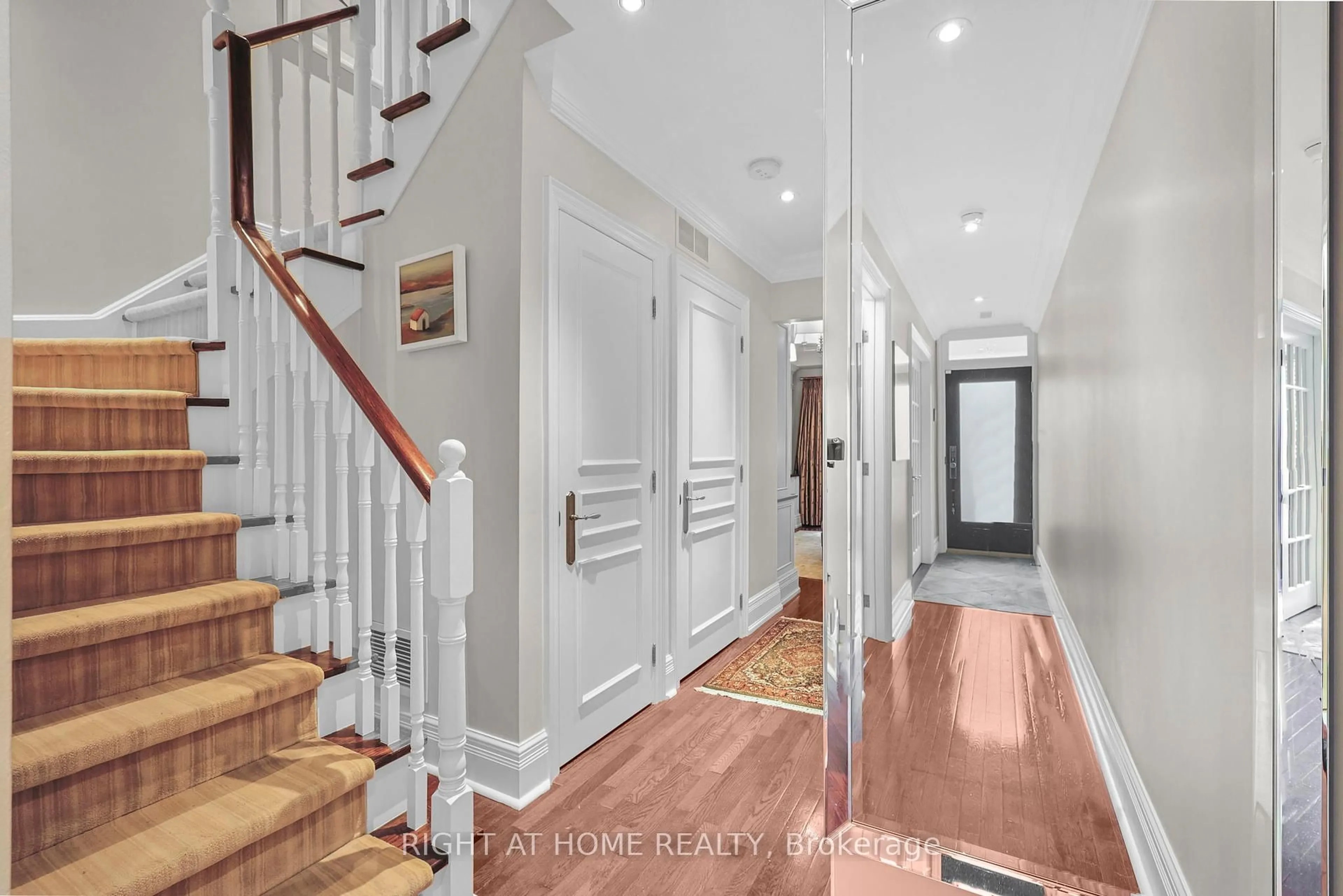 Indoor entryway for 636 Wellington St, Toronto Ontario M5V 1G4