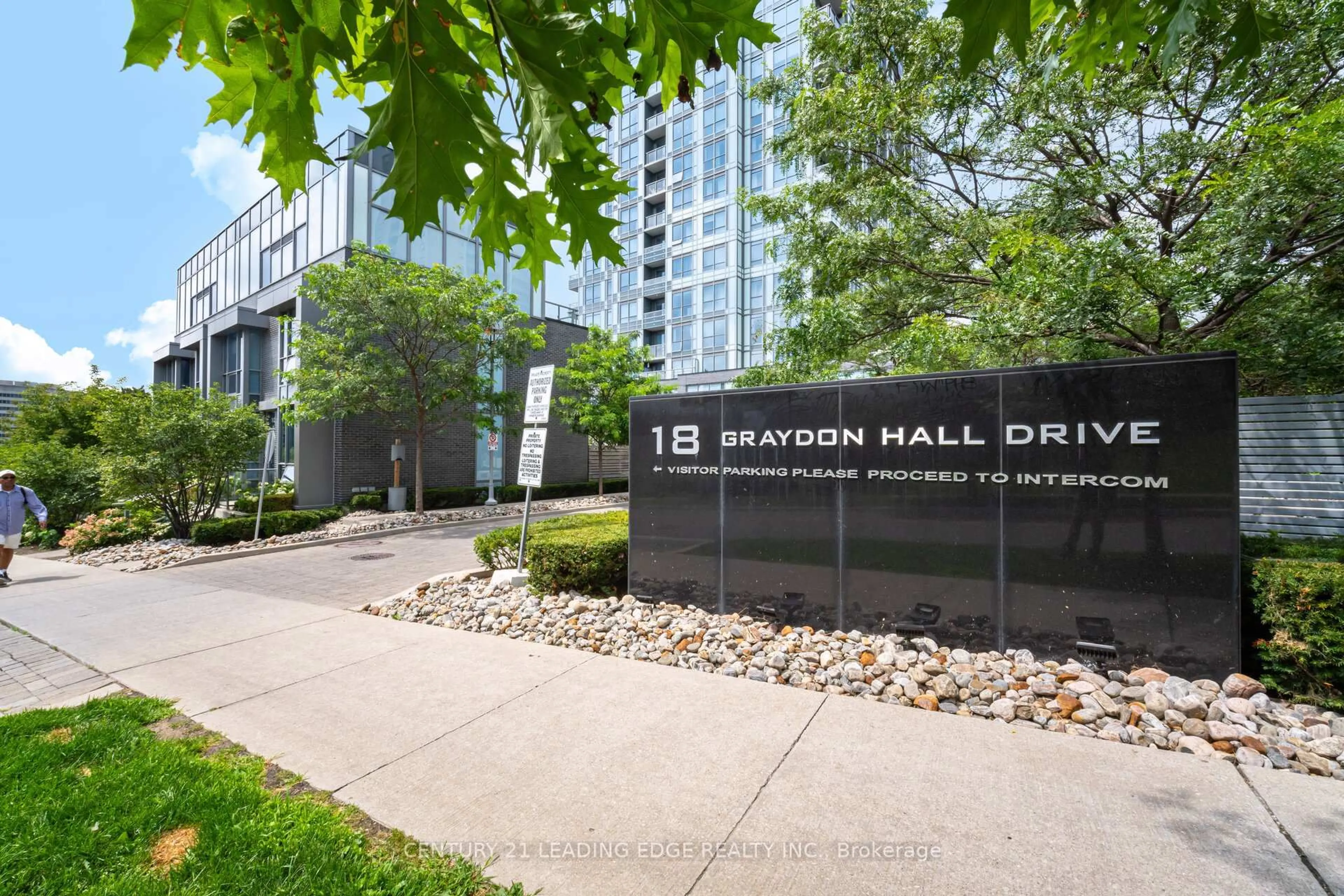 Indoor foyer for 18 Graydon Hall Dr #PH05, Toronto Ontario M3A 0A4
