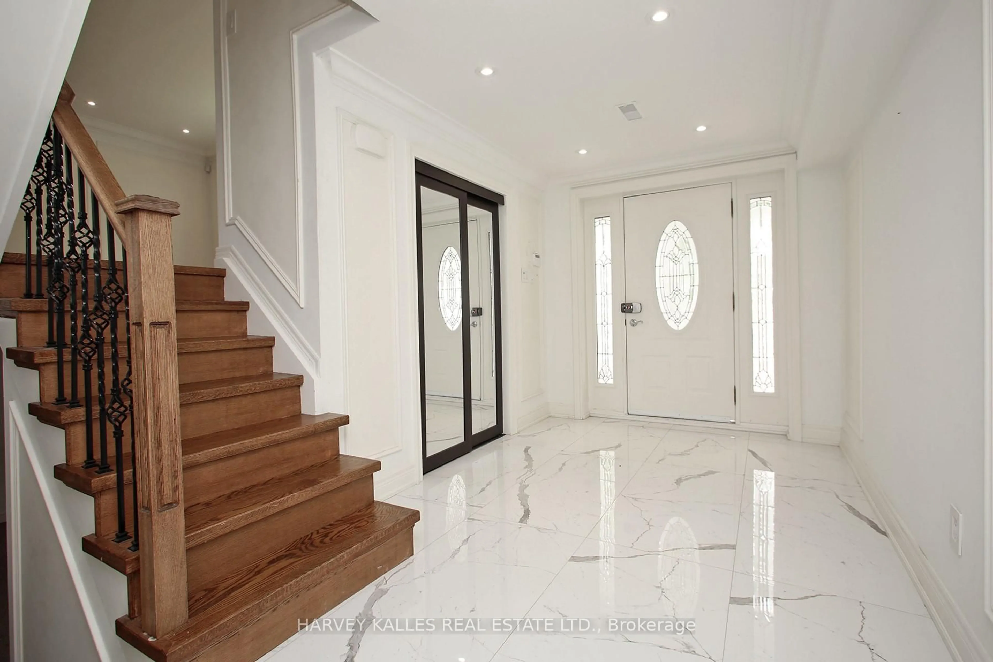 Indoor foyer for 140 Wedgewood Dr, Toronto Ontario M2M 2H7