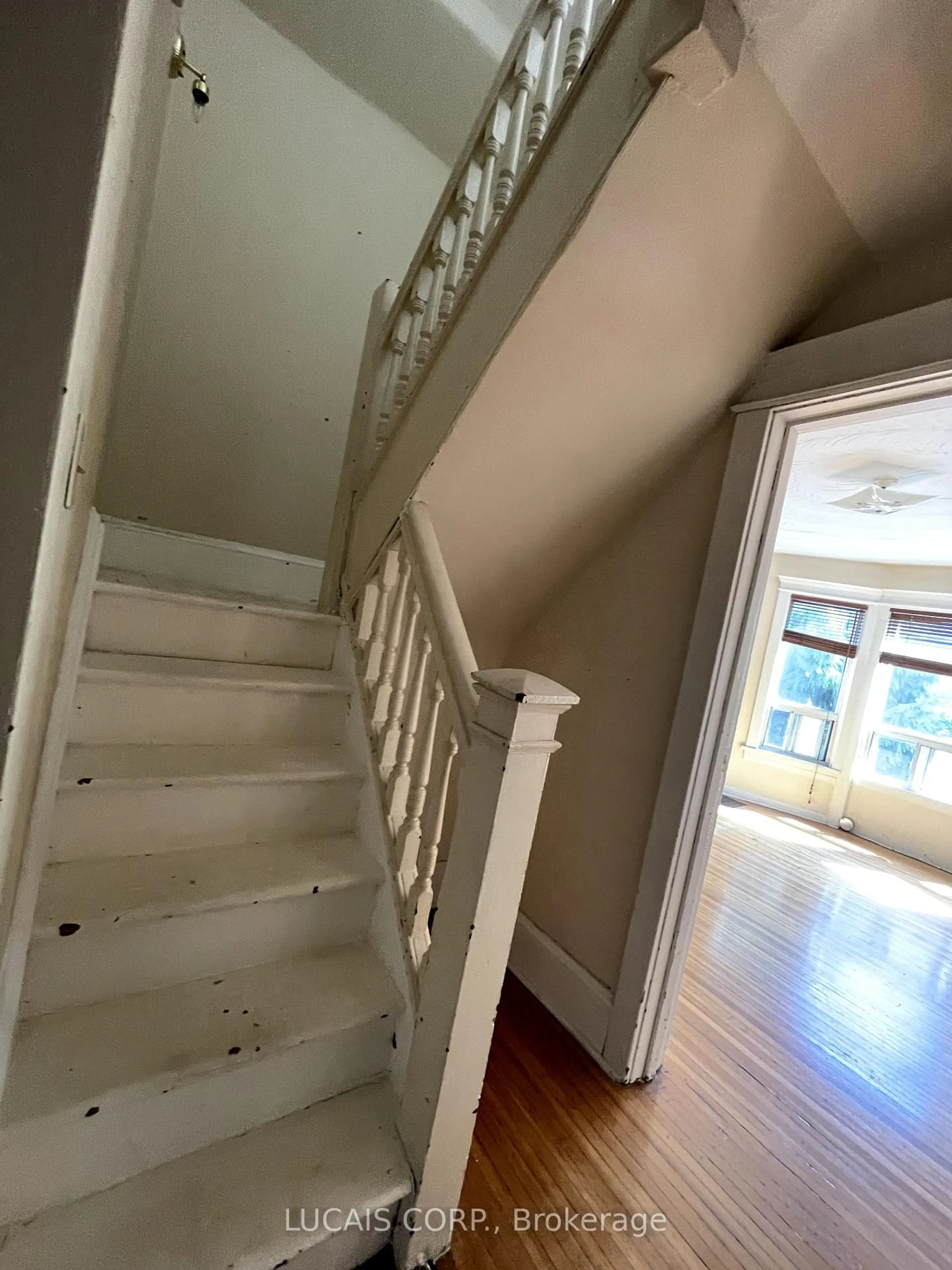 Stairs for 196 Beatrice St, Toronto Ontario M6G 3G1