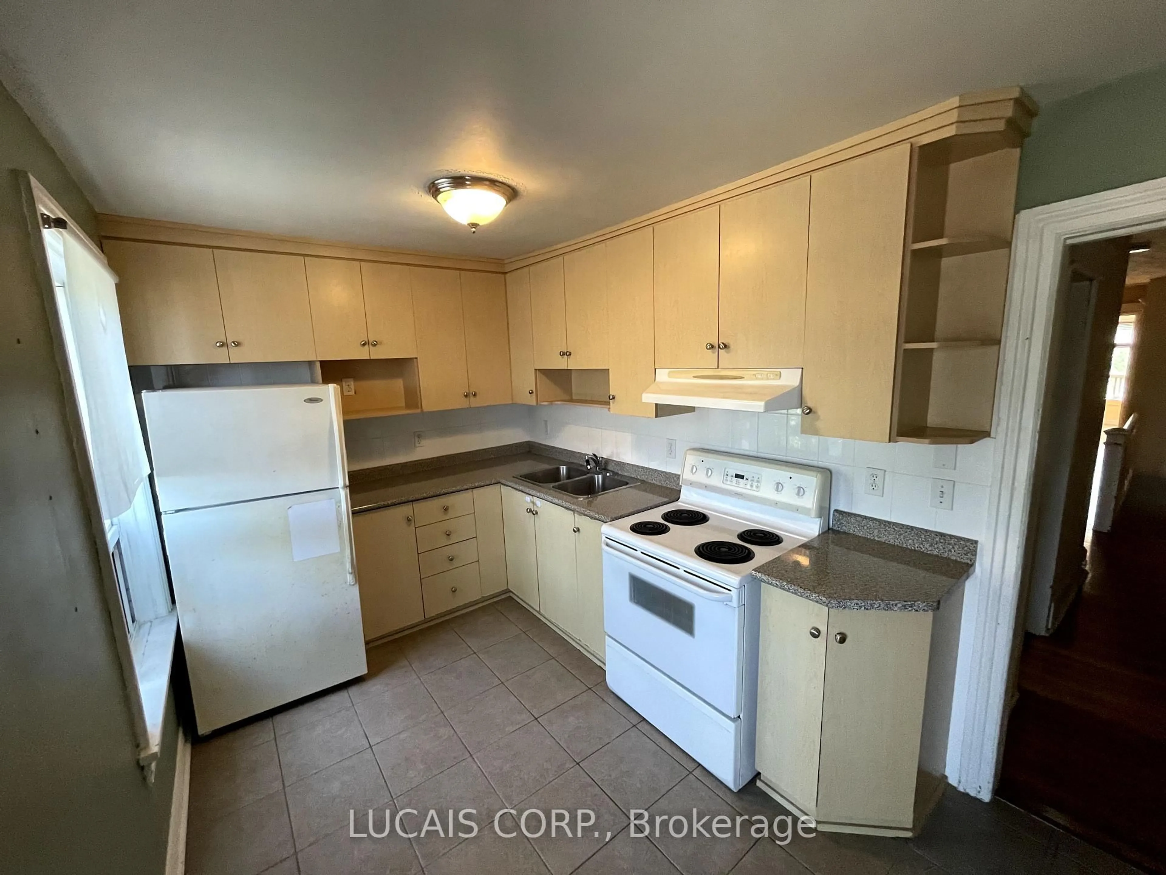 Standard kitchen, unknown for 196 Beatrice St, Toronto Ontario M6G 3G1