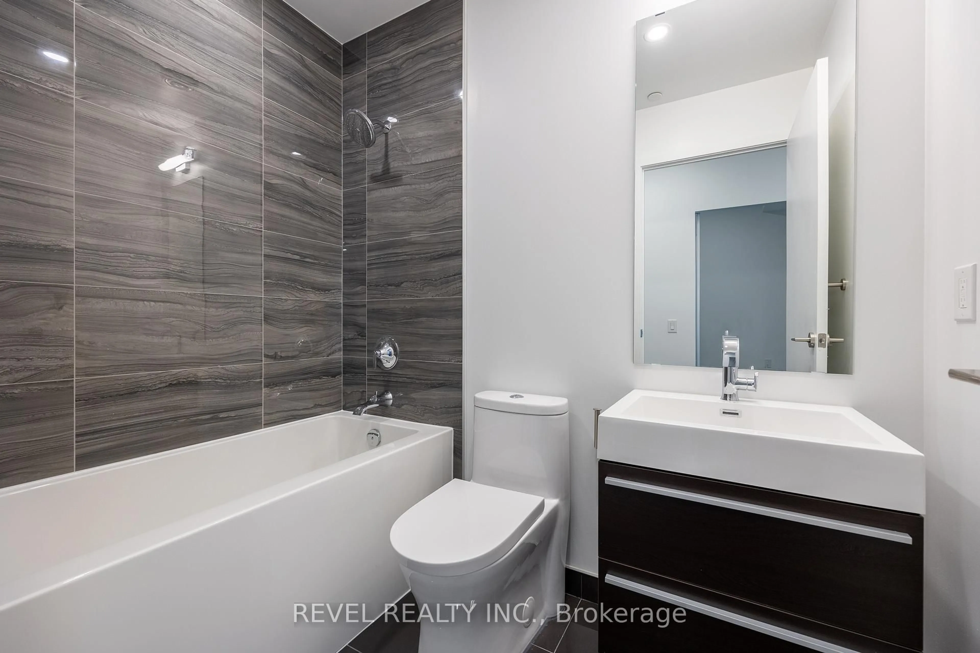Standard bathroom, ceramic/tile floor for 39 Roehampton Ave #1210, Toronto Ontario M4P 1P9