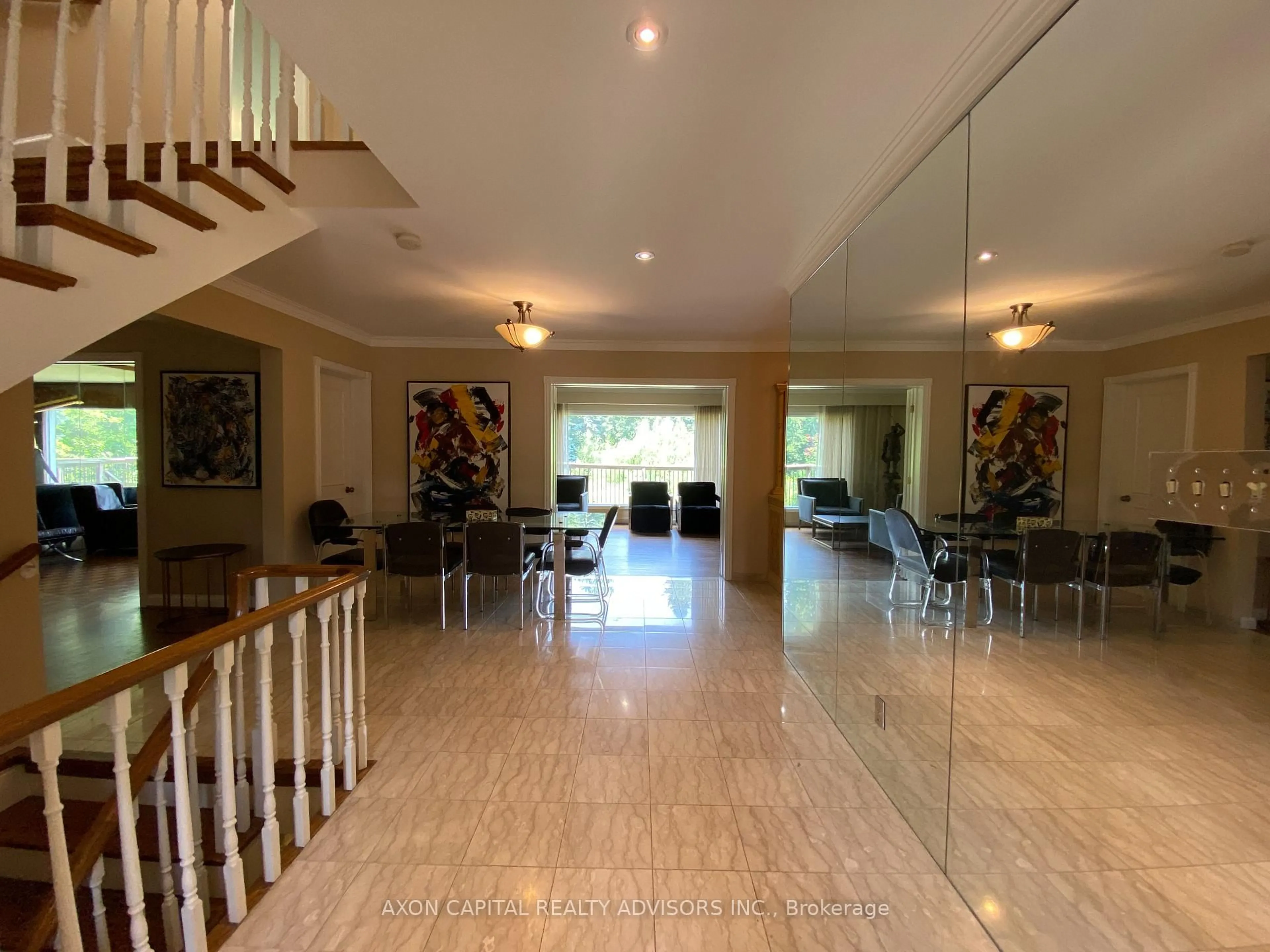 Indoor foyer for 108 Old Colony Rd, Toronto Ontario M2L 2K2