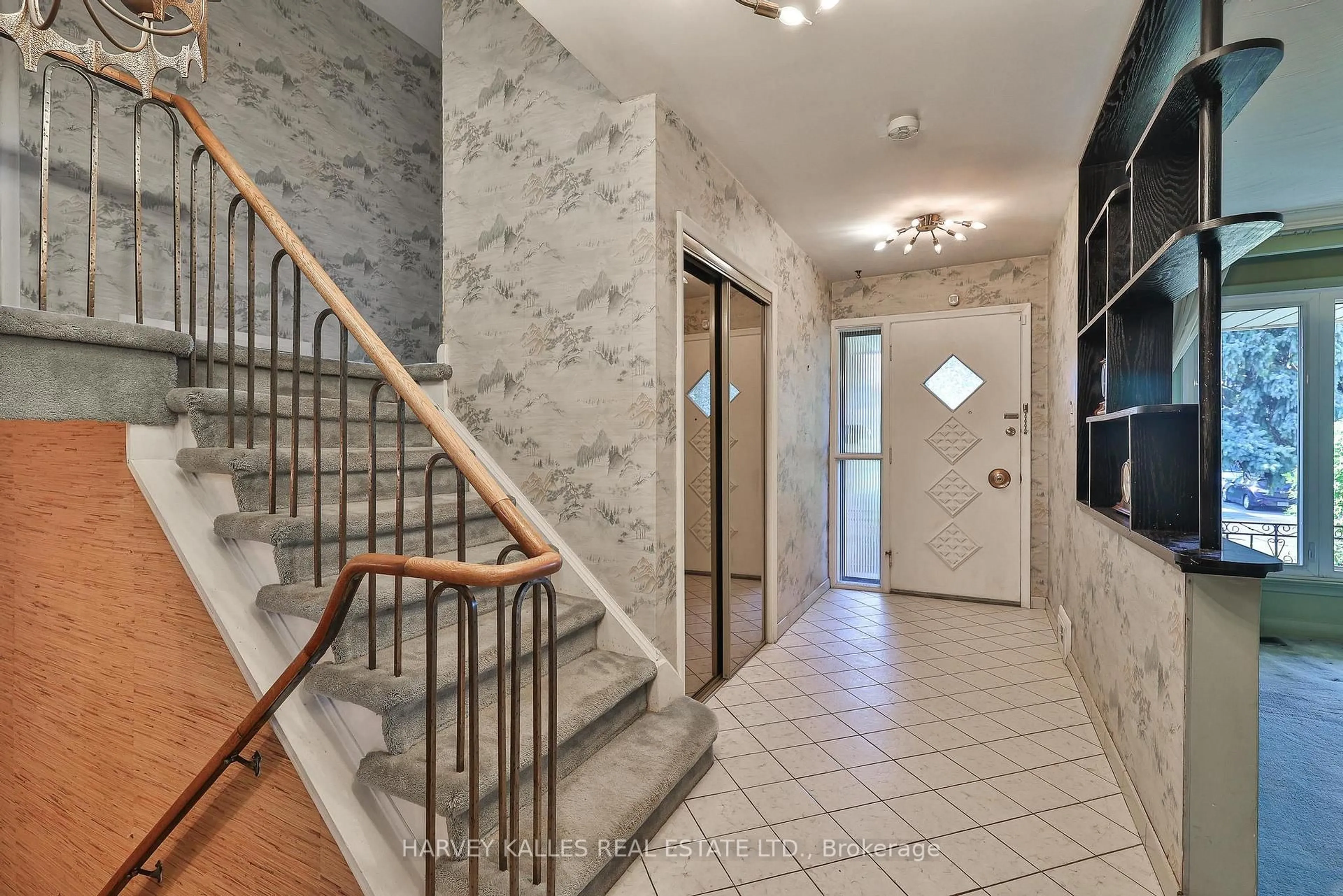 Indoor foyer for 41 Pannahill Rd, Toronto Ontario M3H 4N4