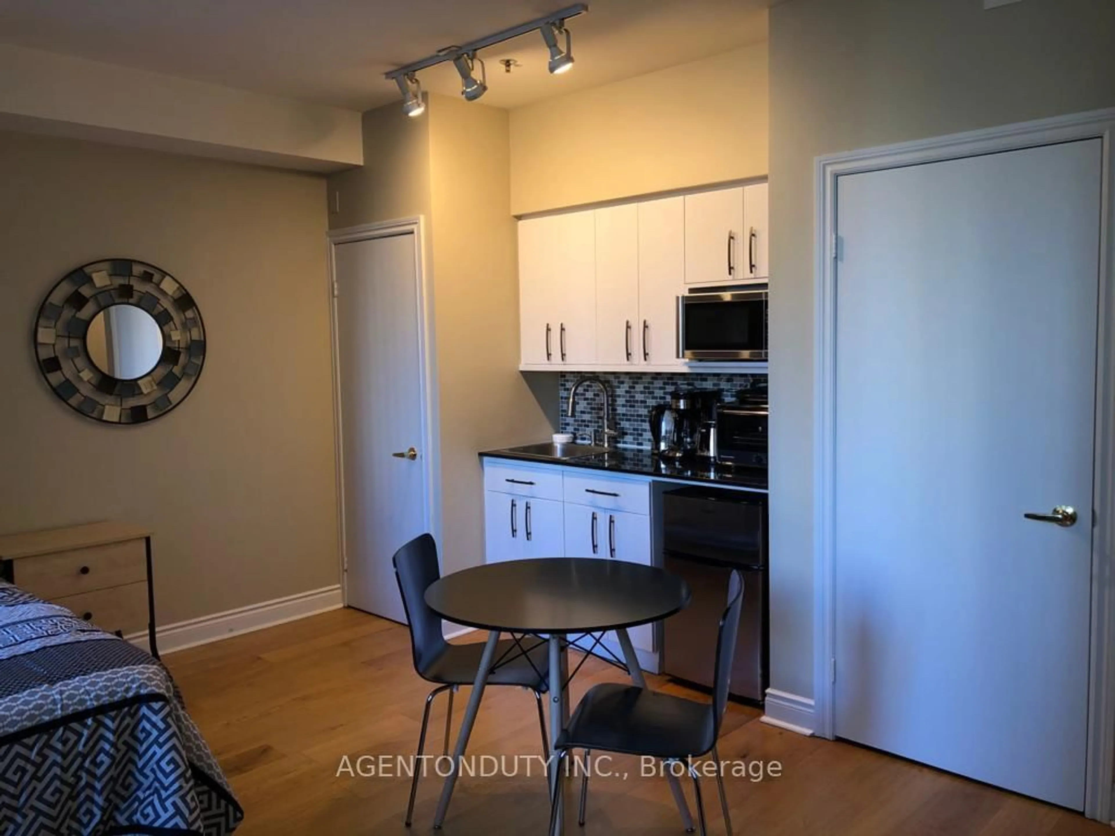 Unknown for 73 Richmond St #407, Toronto Ontario M5H 4E8