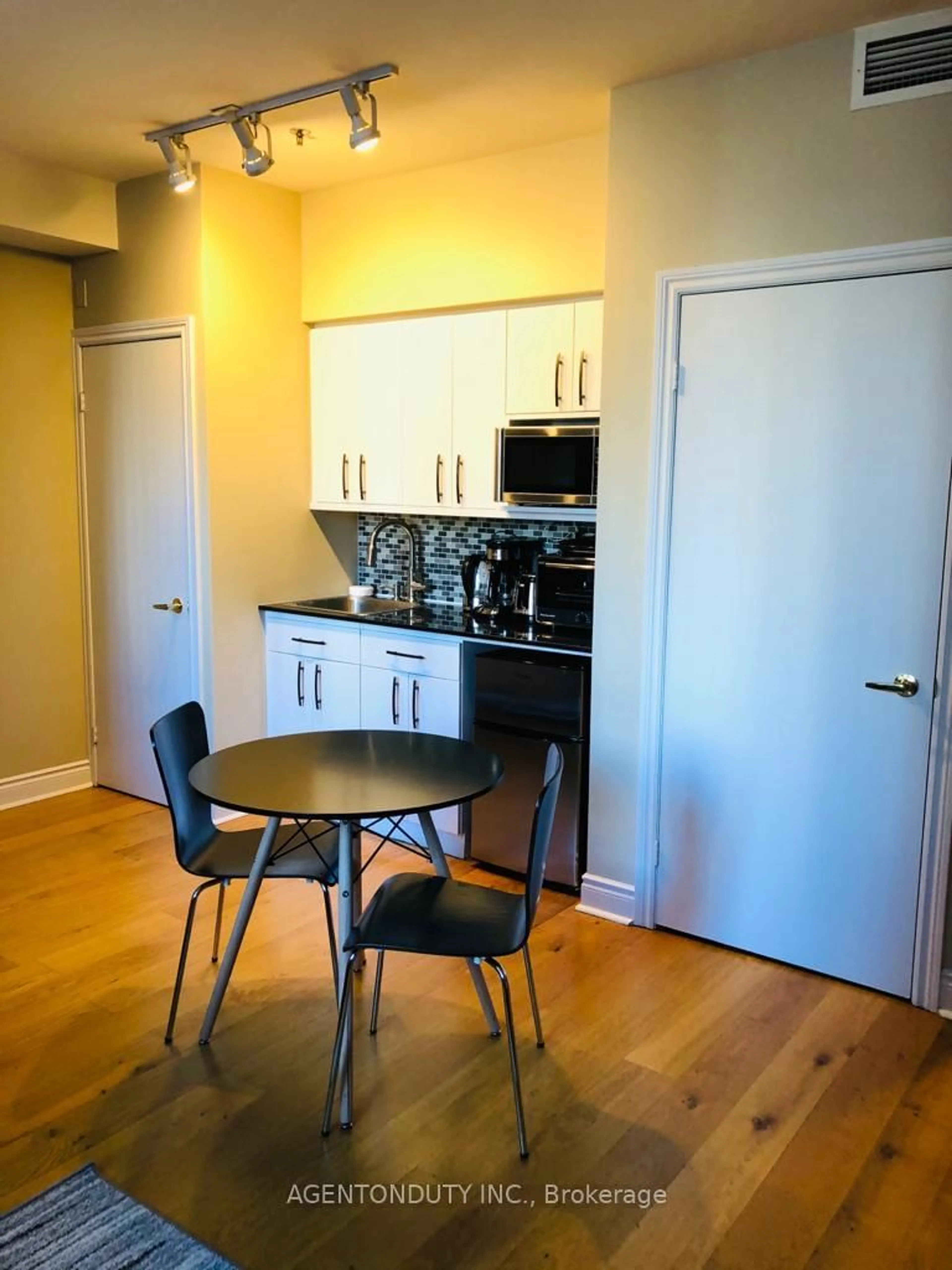 Unknown for 73 Richmond St #407, Toronto Ontario M5H 4E8