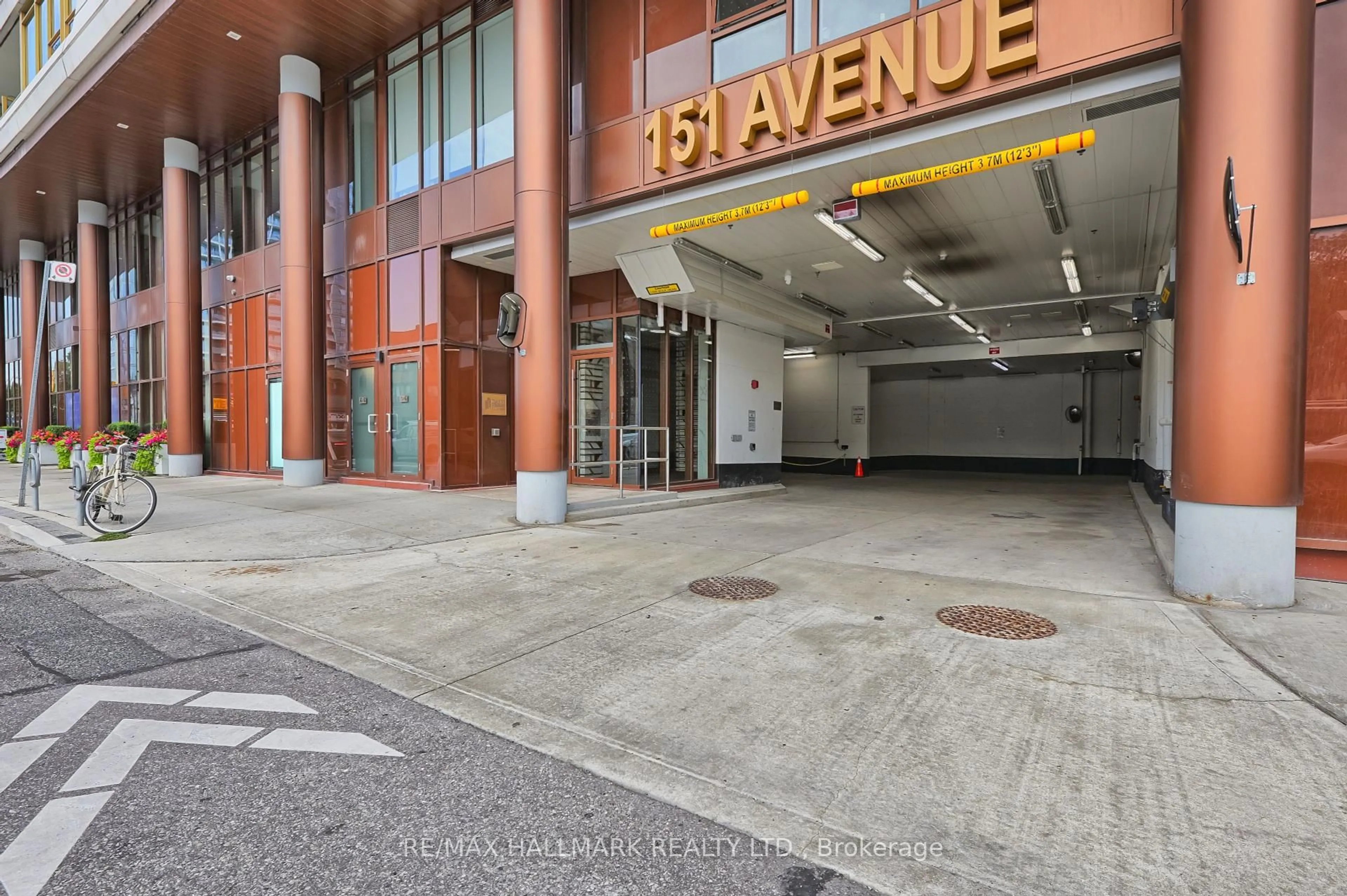 Indoor foyer for 151 Avenue Rd #601, Toronto Ontario M5R 2H7