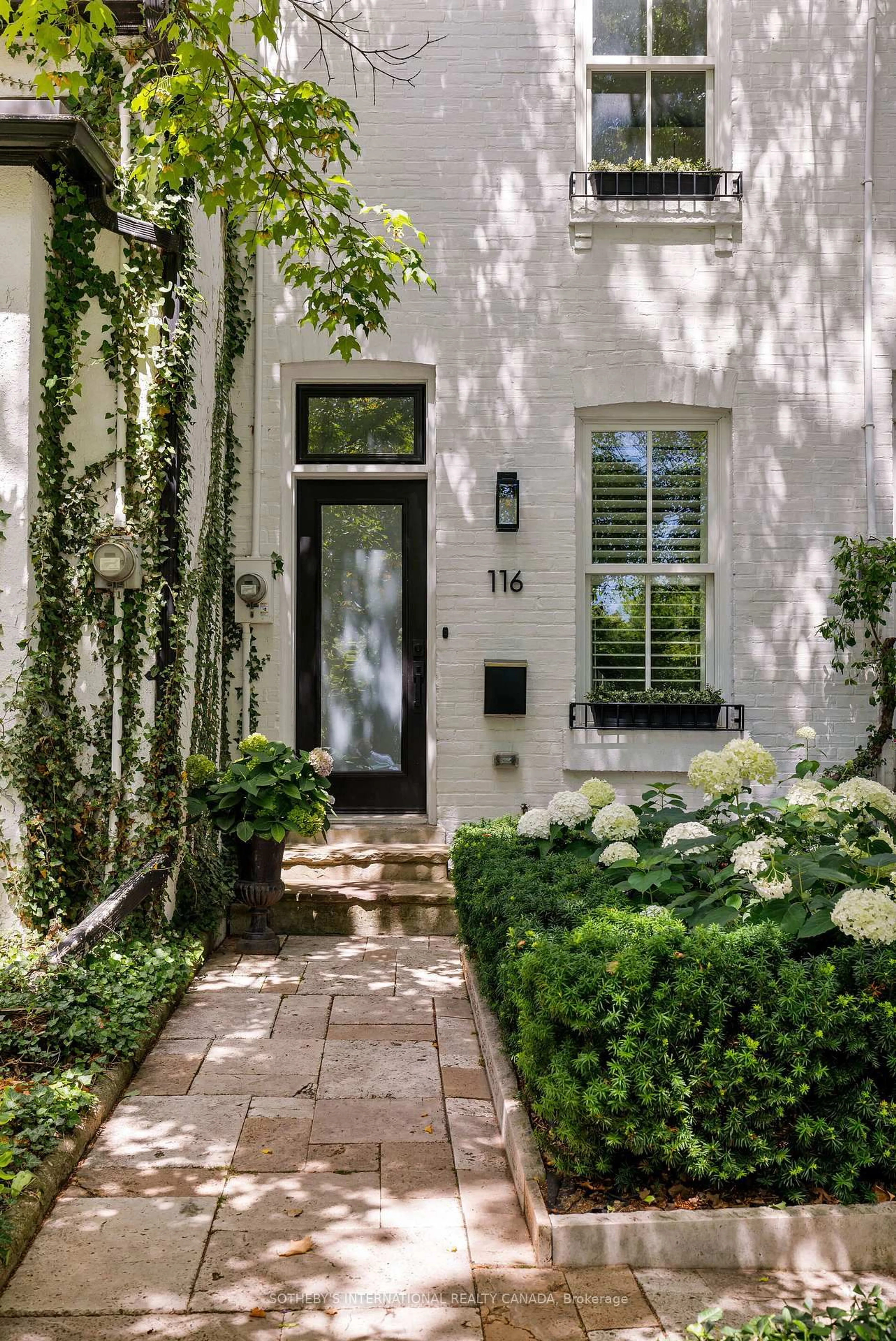 Indoor entryway for 116 Shaftesbury Ave, Toronto Ontario M4T 1A5