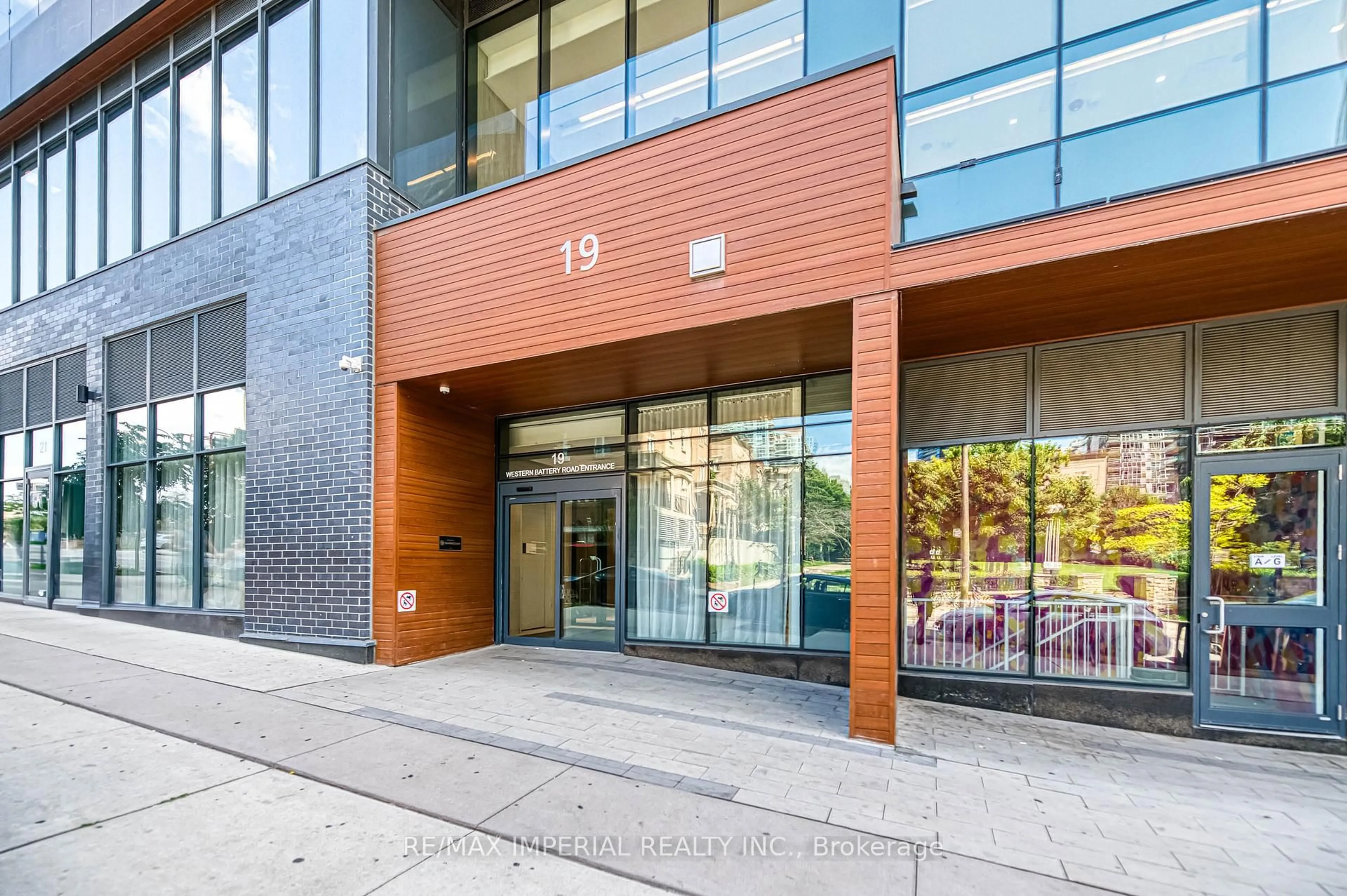Indoor foyer for 19 WESTERN BATTERY Rd #3202, Toronto Ontario M6K 0E3
