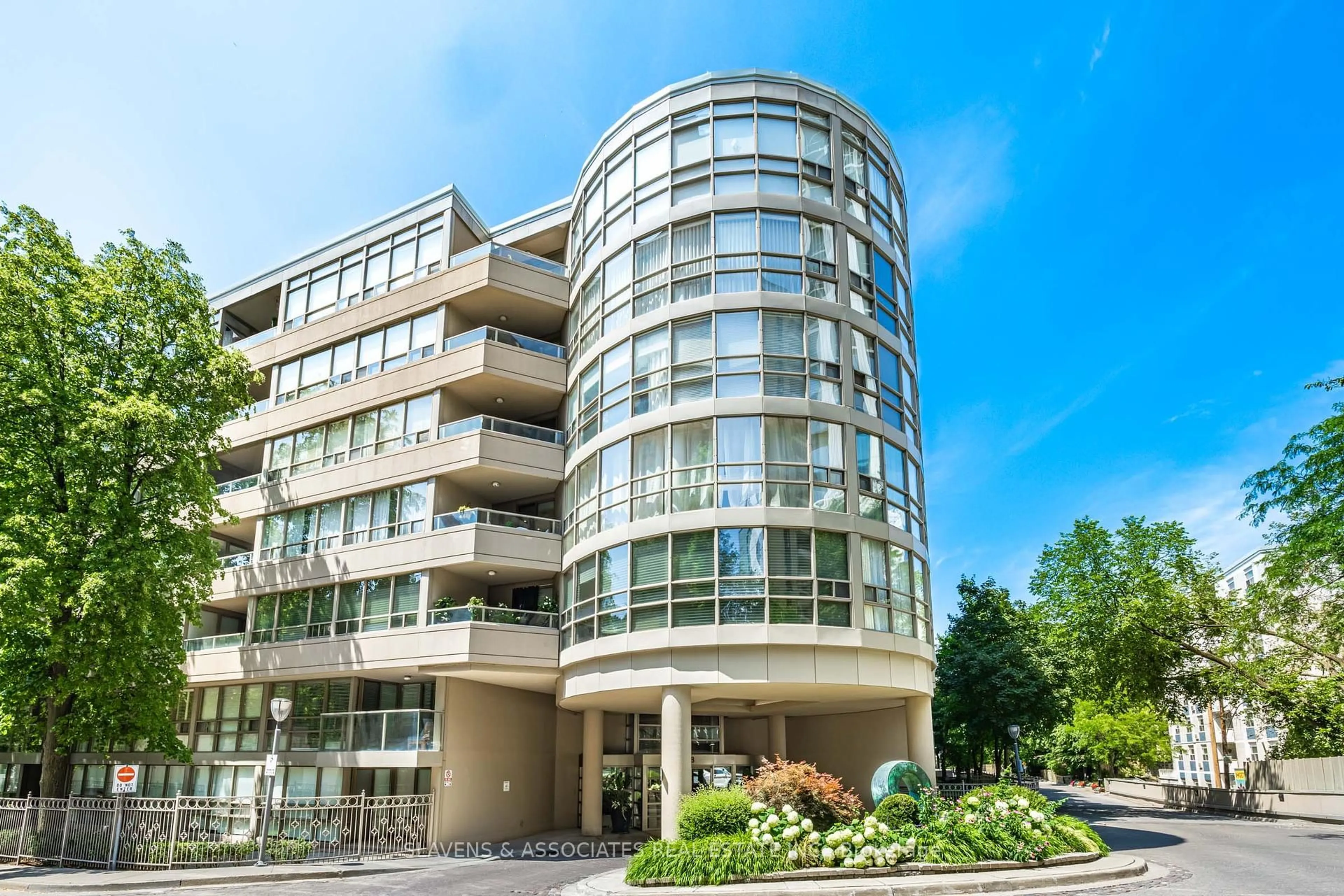 Indoor foyer for 18 Lower Village Gate #108, Toronto Ontario M5P 3M1