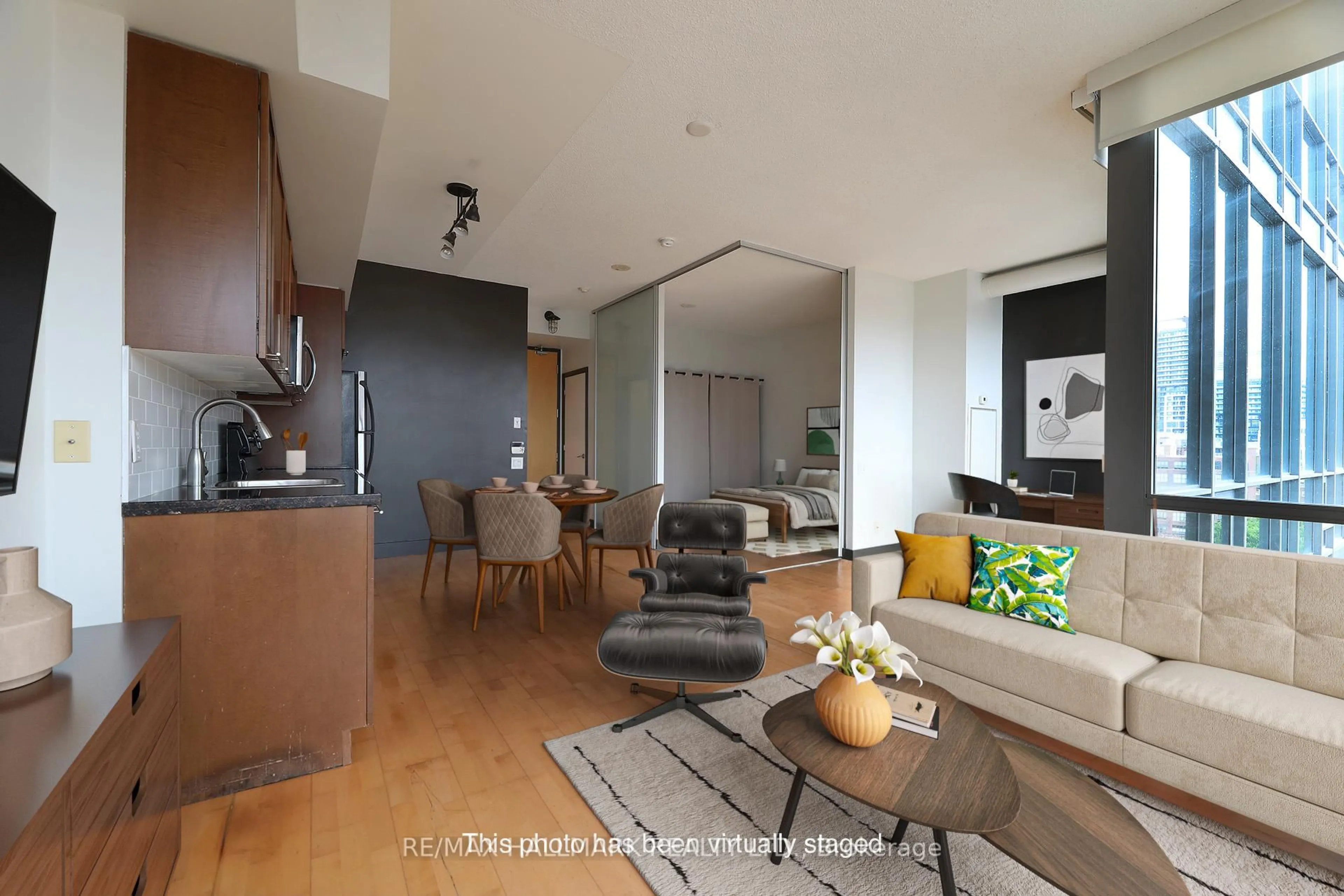 Living room with furniture, wood/laminate floor for 33 Mill St #817, Toronto Ontario M5A 3R3