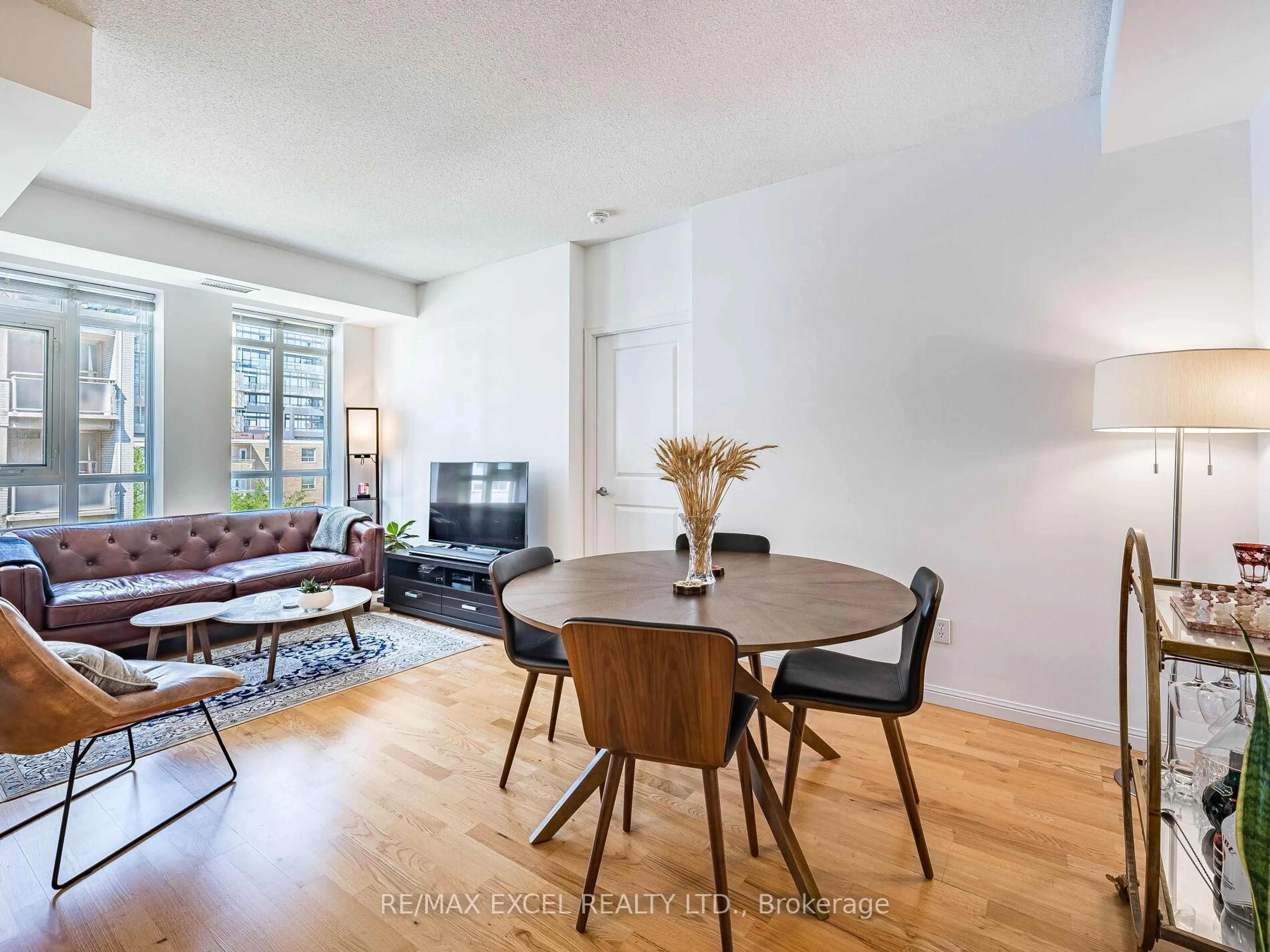 A pic of a room for 900 Mount Pleasant Rd #426, Toronto Ontario M4P 3J9