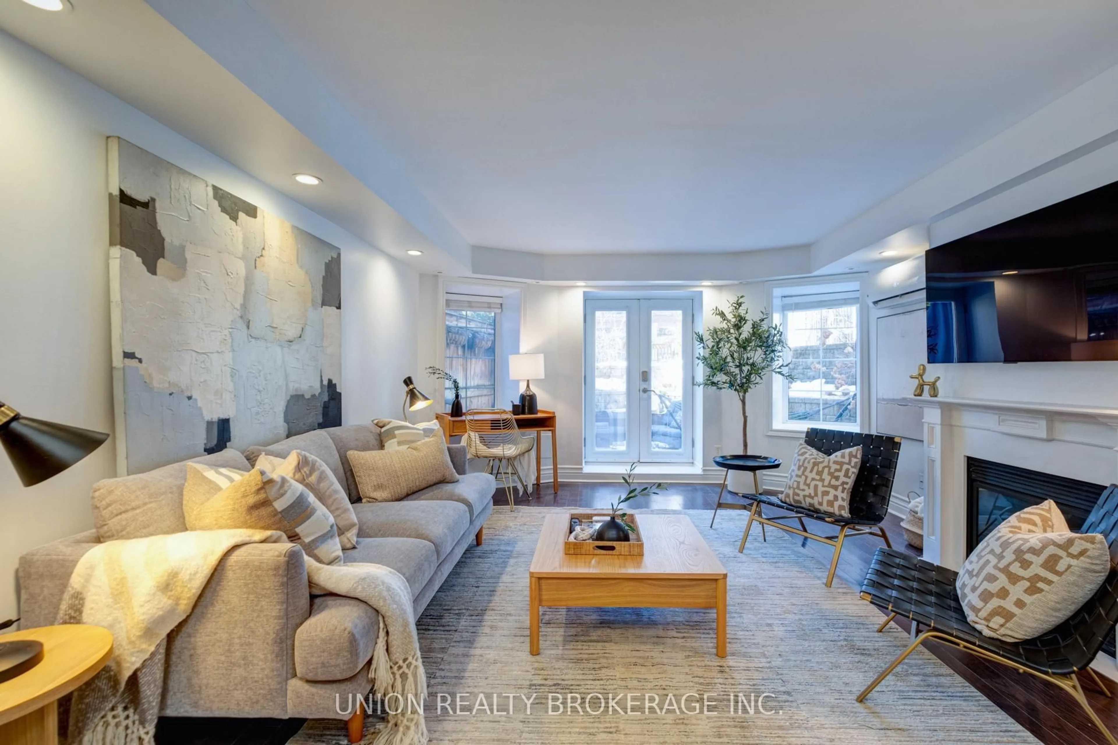 Living room with furniture, unknown for 539 Jarvis St #M1, Toronto Ontario M4Y 2H7