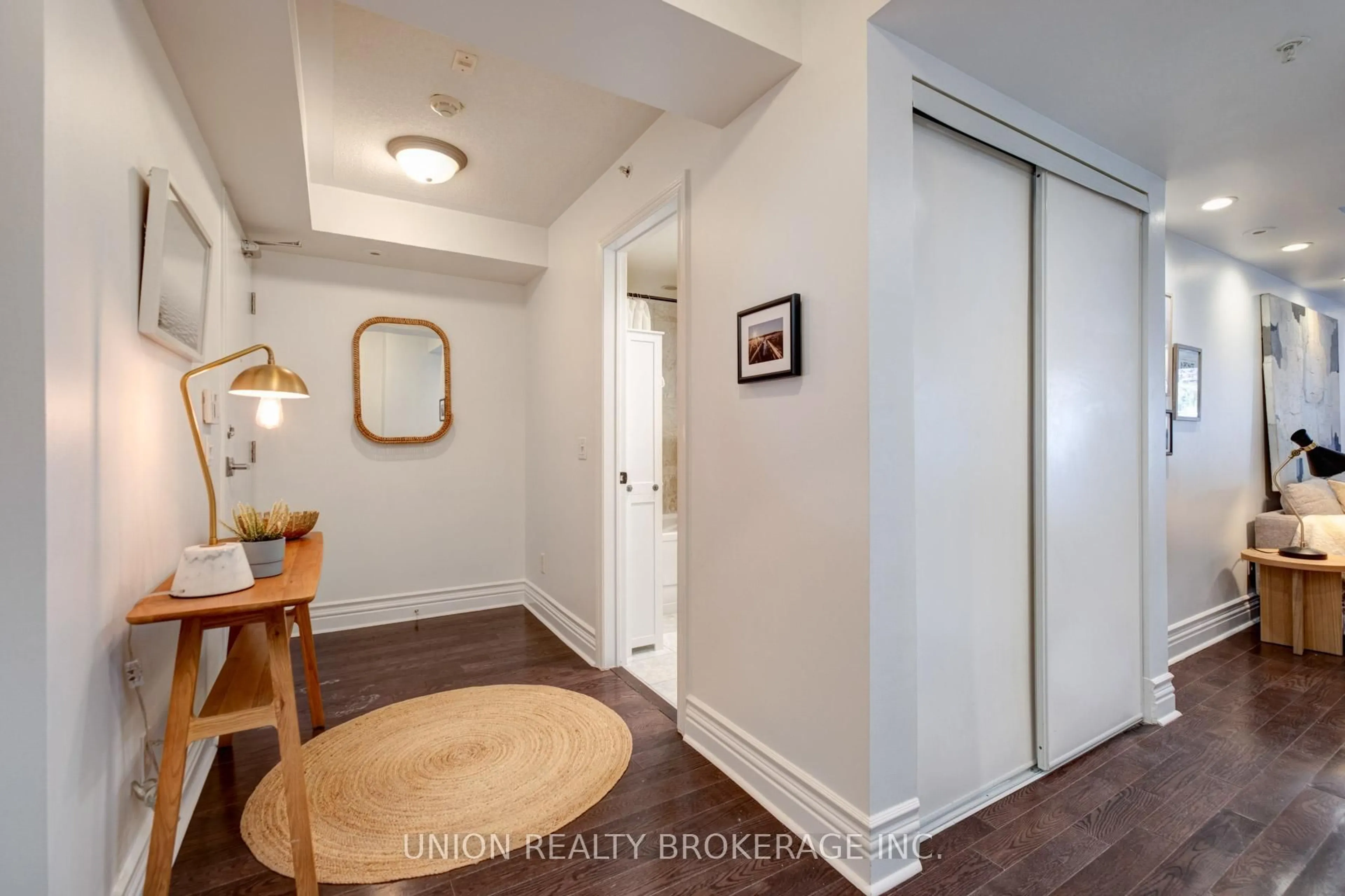 Indoor entryway for 539 Jarvis St #M1, Toronto Ontario M4Y 2H7