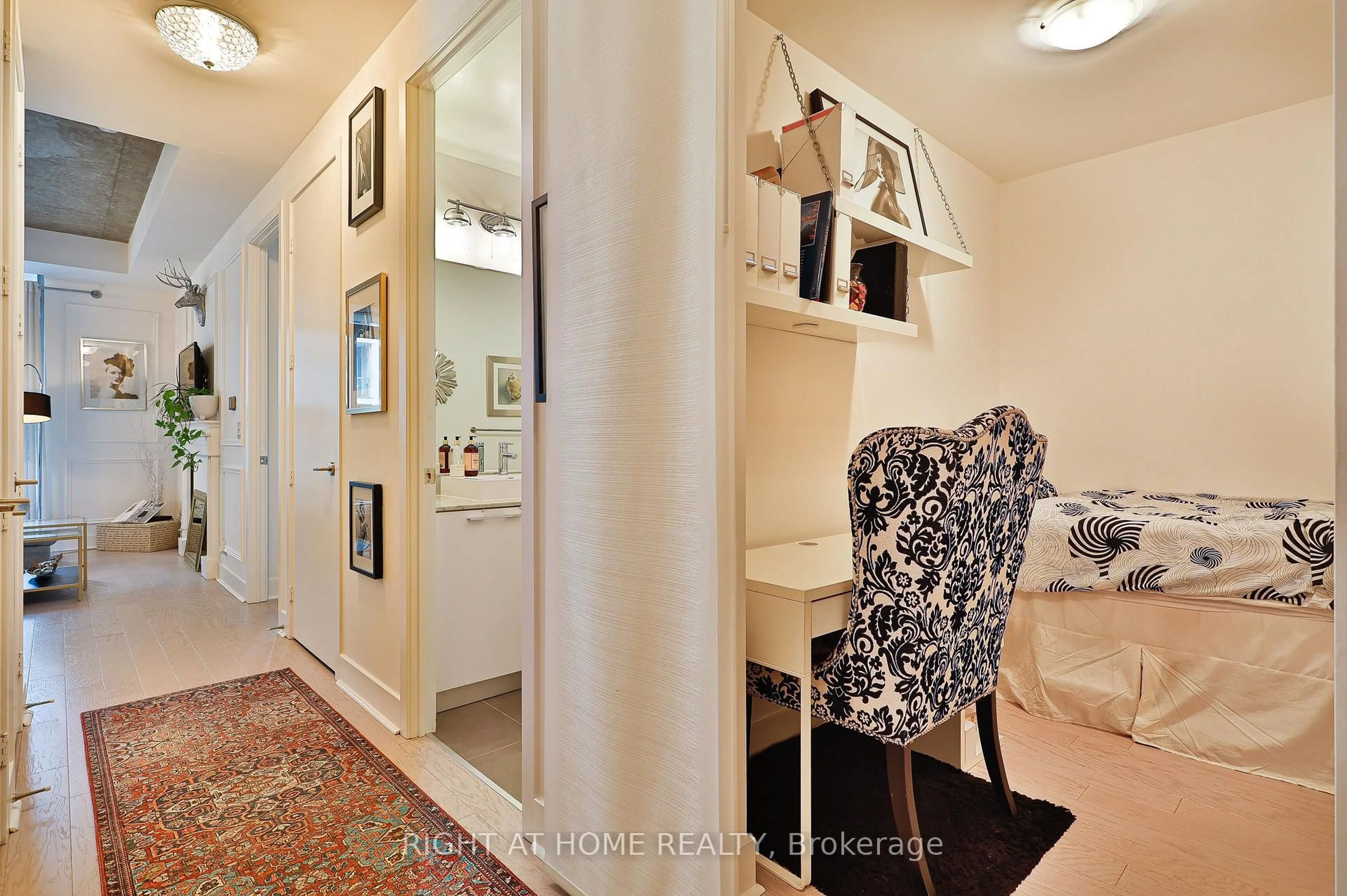 Indoor entryway for 399 Adelaide St #703, Toronto Ontario M5V 1S1