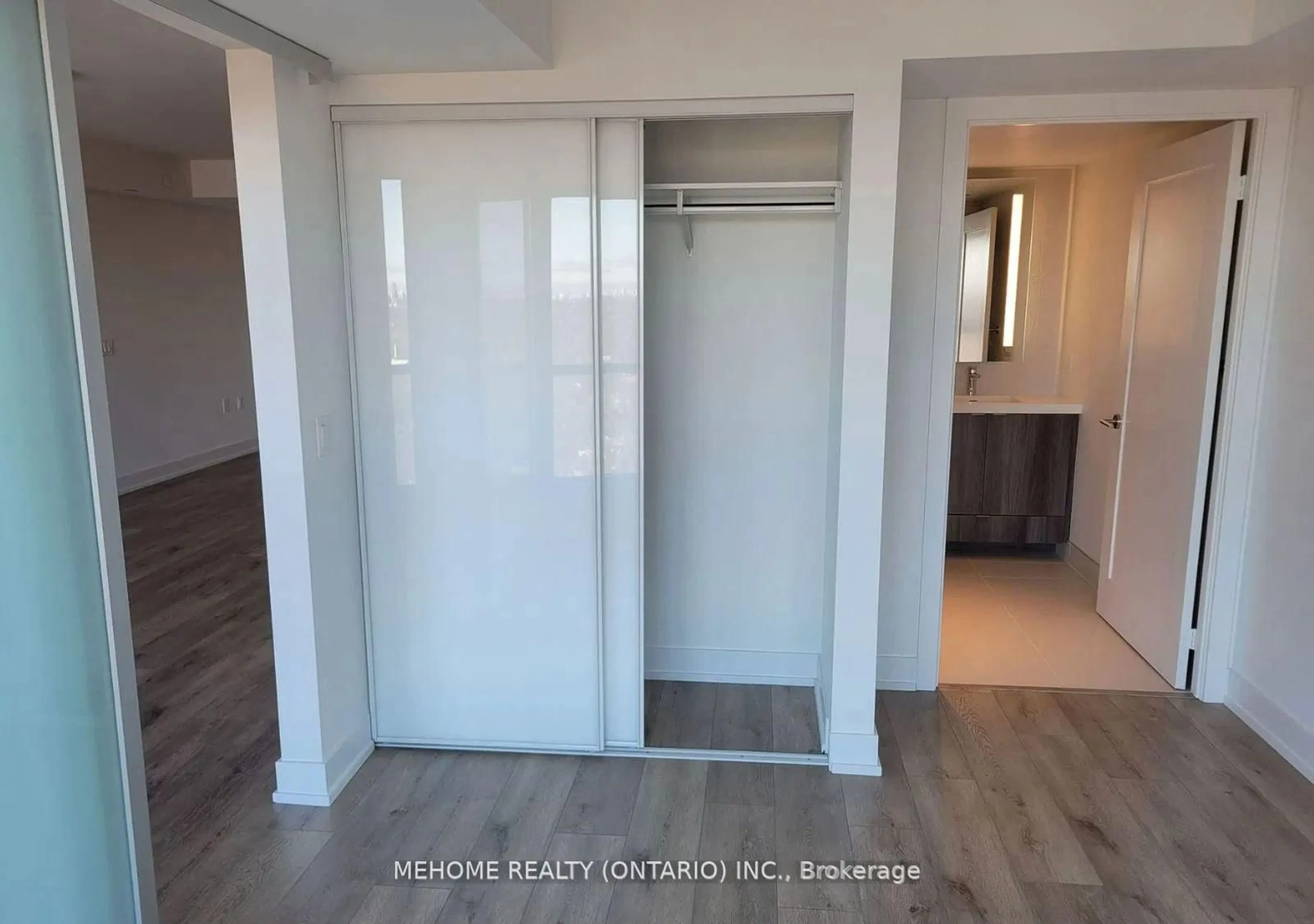 Indoor entryway for 585 Bloor St #2324, Toronto Ontario M4W 0B3