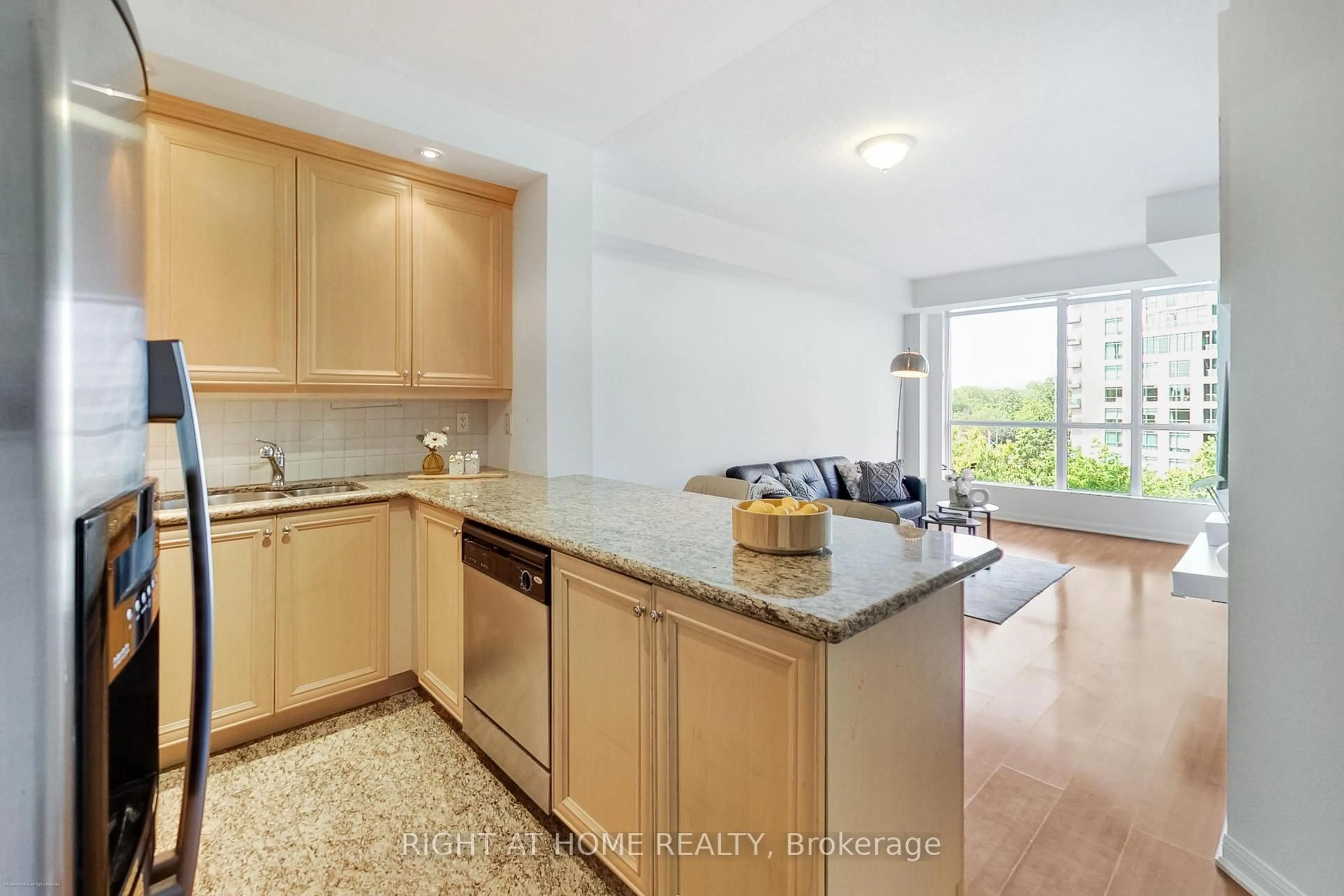Standard kitchen, unknown for 628 Fleet St #504, Toronto Ontario M5V 1A8