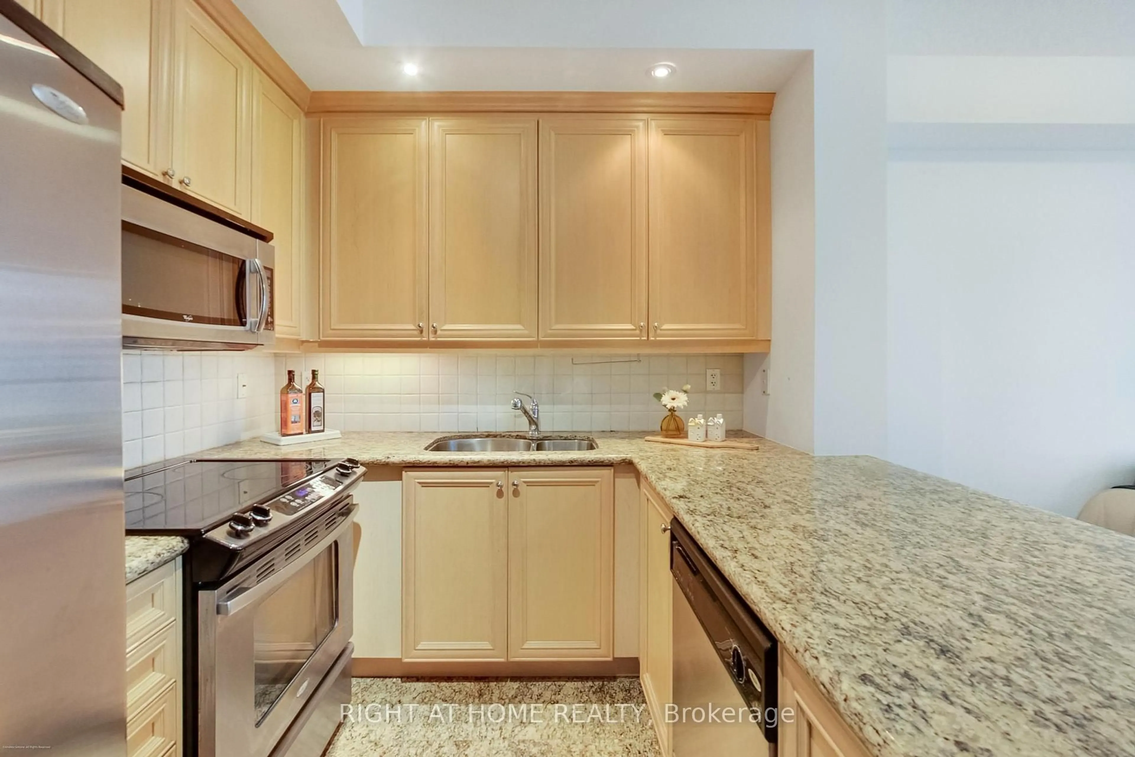 Standard kitchen, ceramic/tile floor for 628 Fleet St #504, Toronto Ontario M5V 1A8