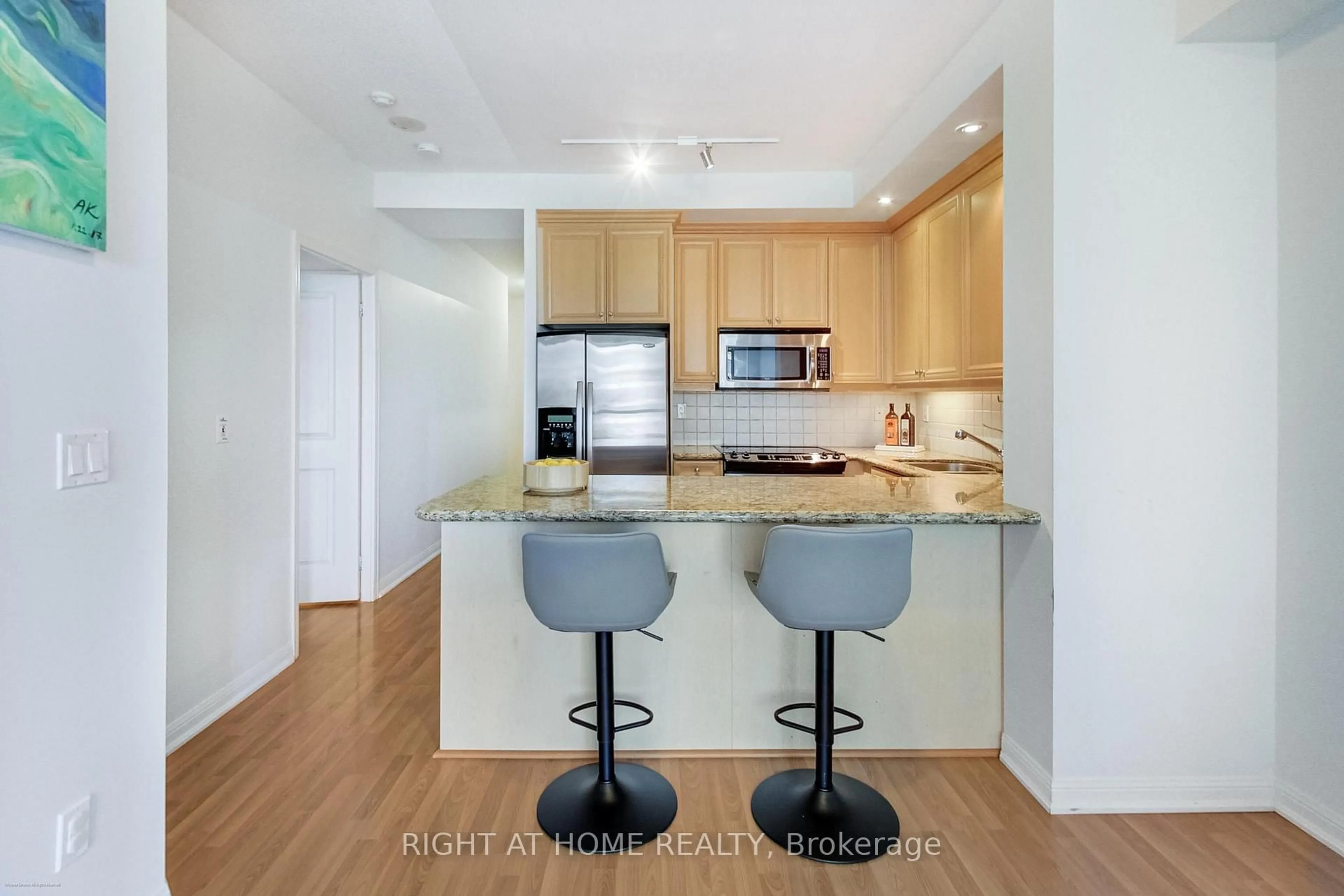 Standard kitchen, unknown for 628 Fleet St #504, Toronto Ontario M5V 1A8