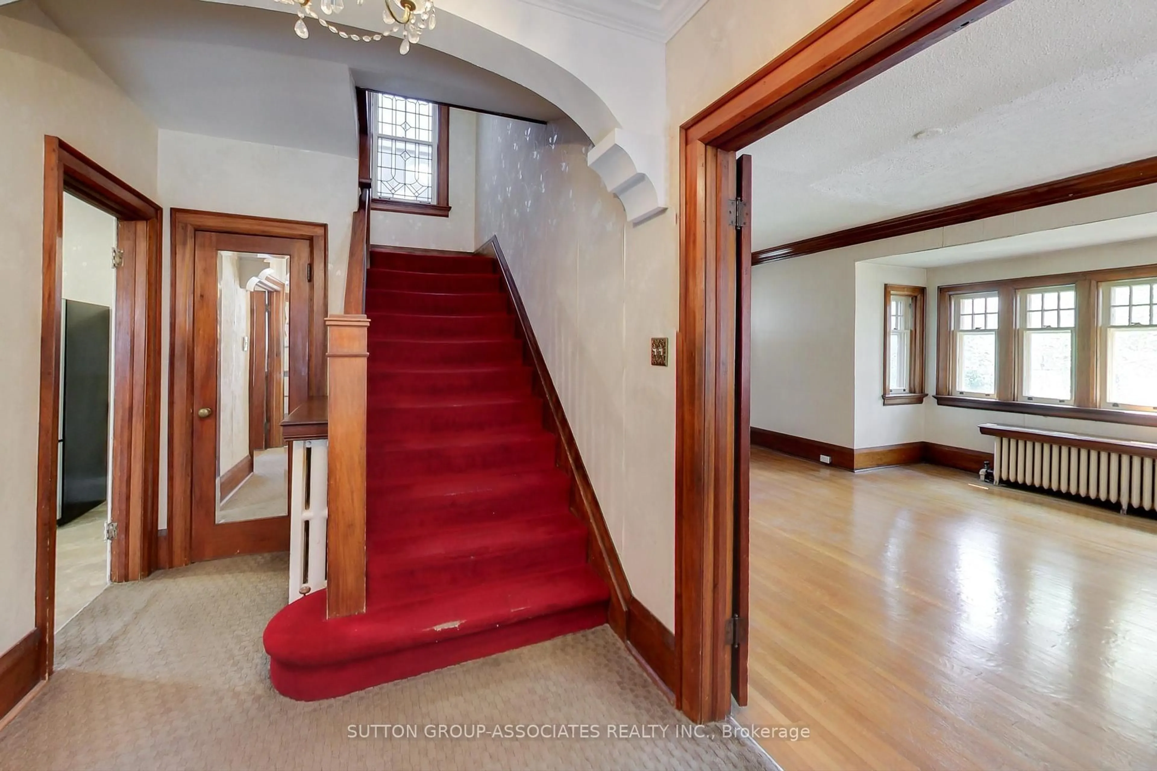 Indoor foyer for 64 Burnside Dr, Toronto Ontario M6G 2M8