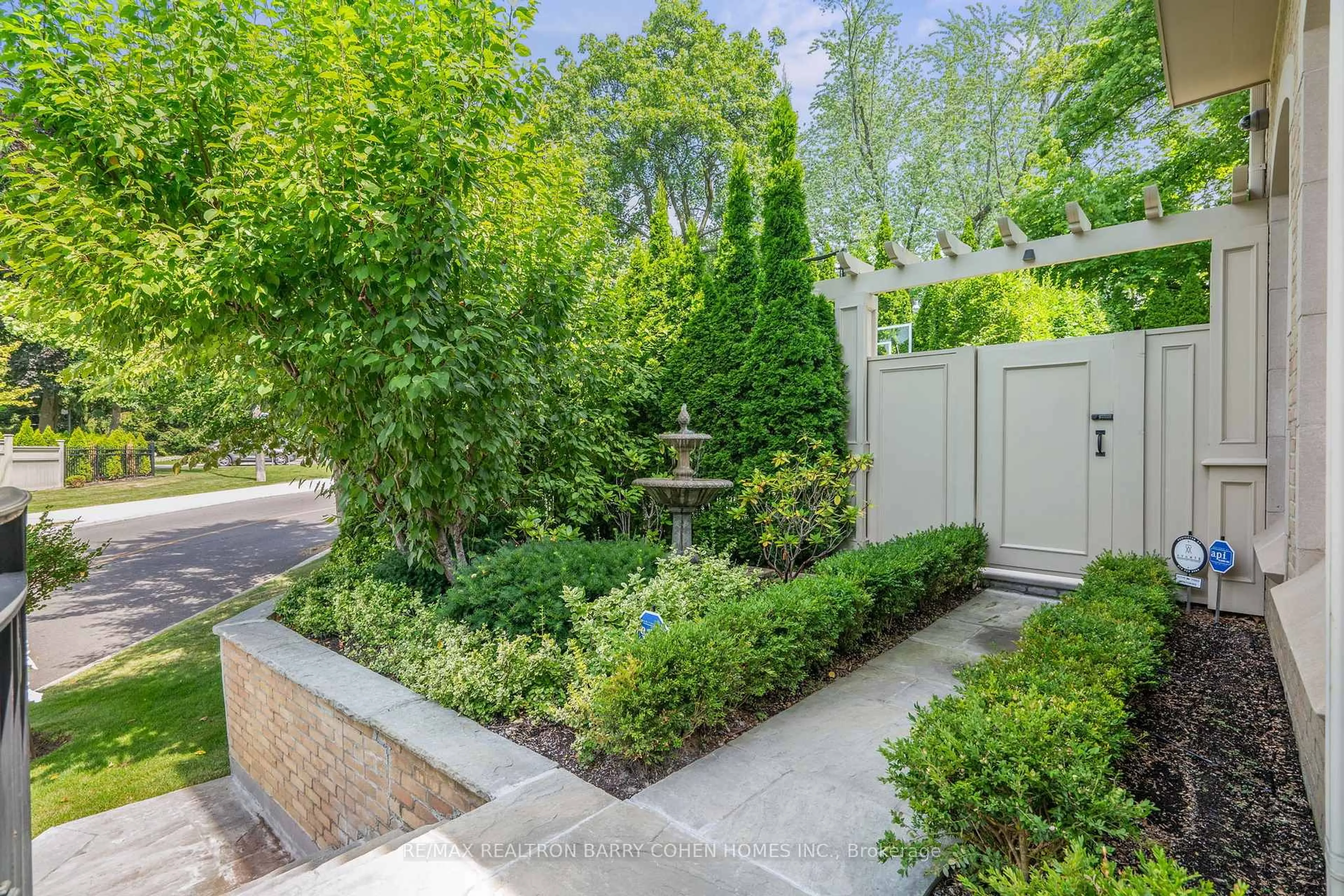 Patio, street for 100 Old Forest Hill Rd, Toronto Ontario M5P 2R5